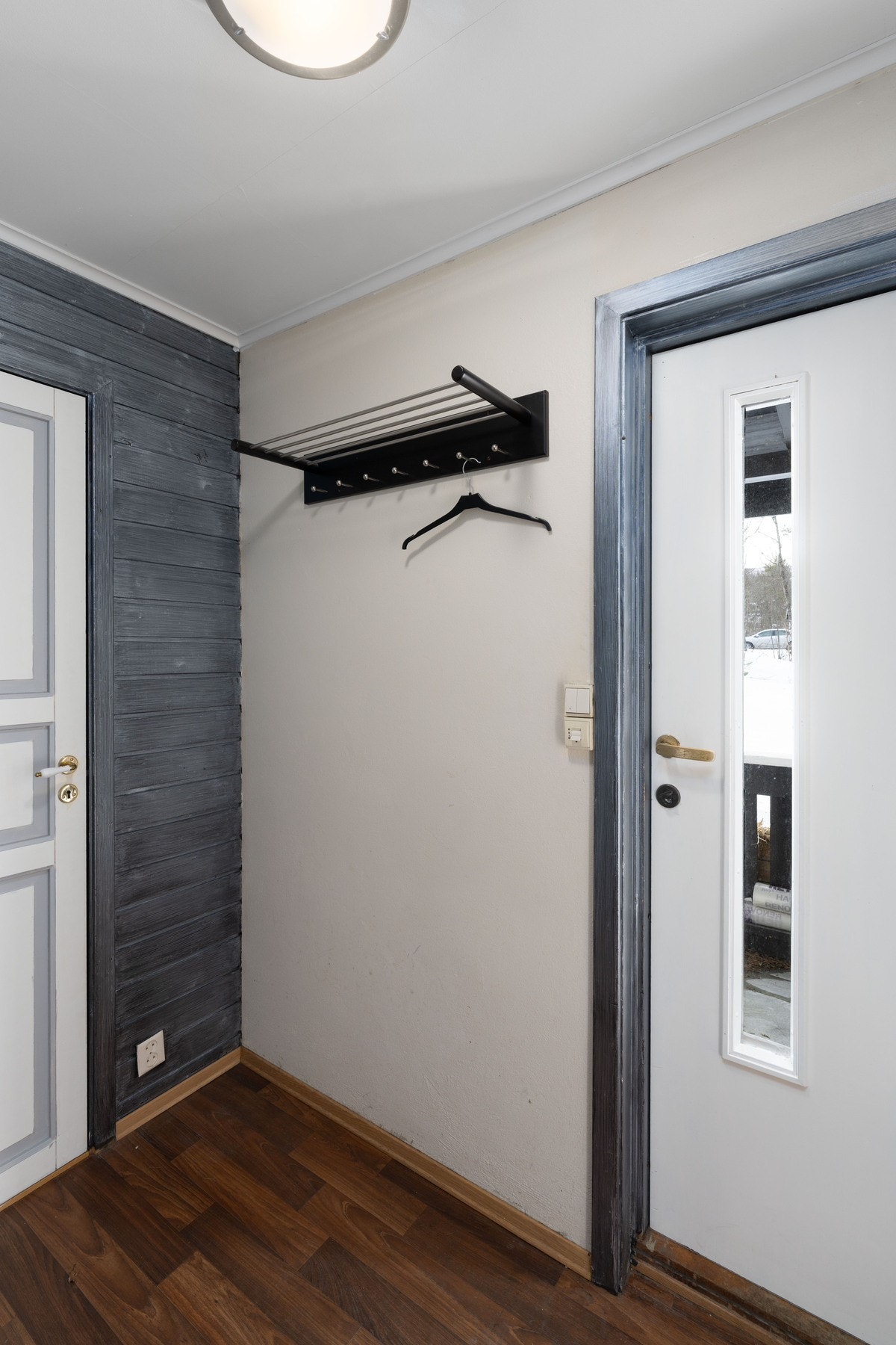 Entré med god plass til yttertøy Galleribilde