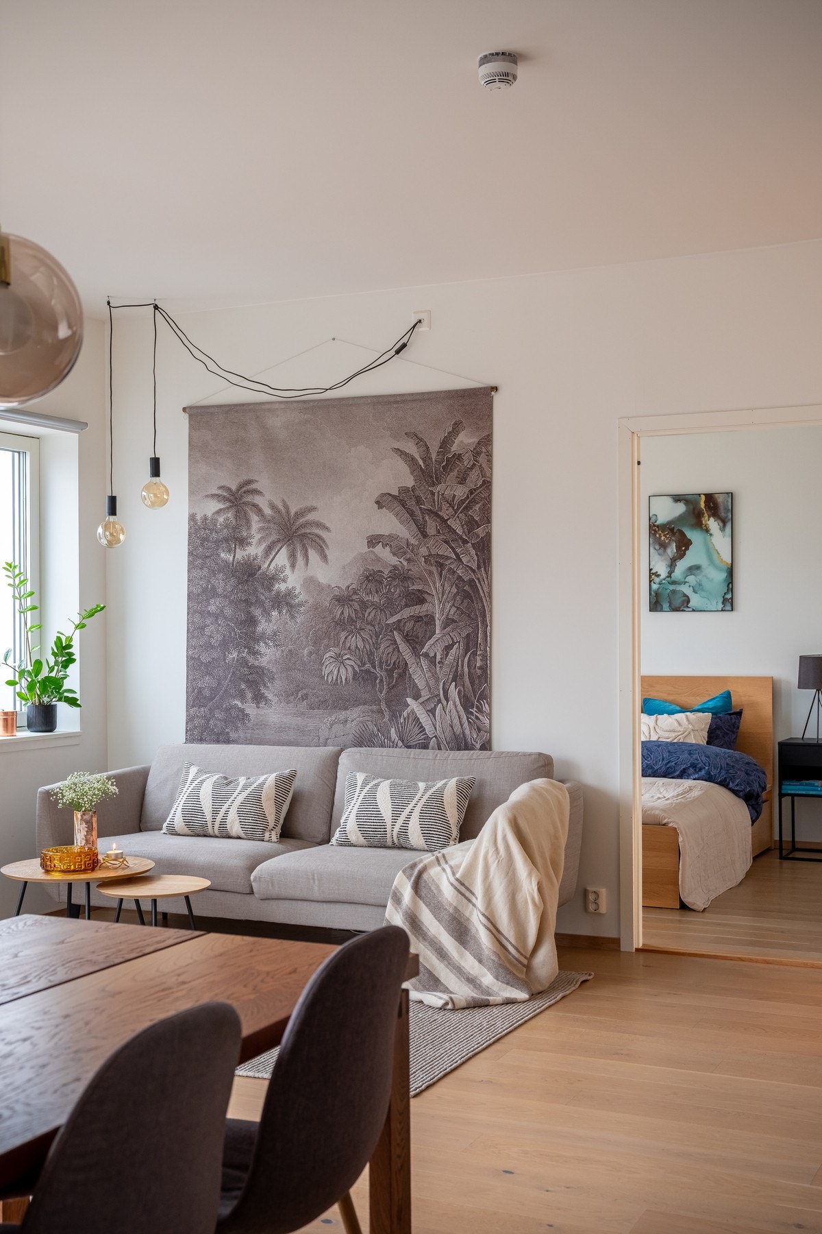 I stuen er det plass til sofagruppe og spisebord. Galleribilde