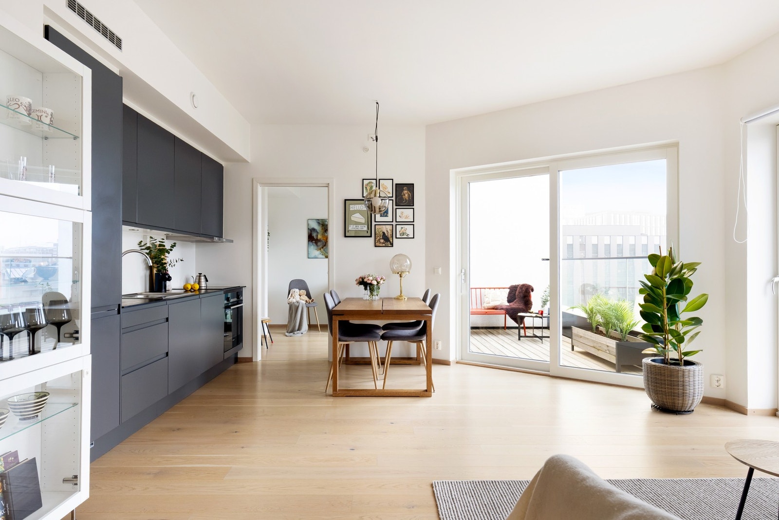 Invester i uttrekkbart spisebord så har du plass til mange middagsgjester i leiligheten. Galleribilde