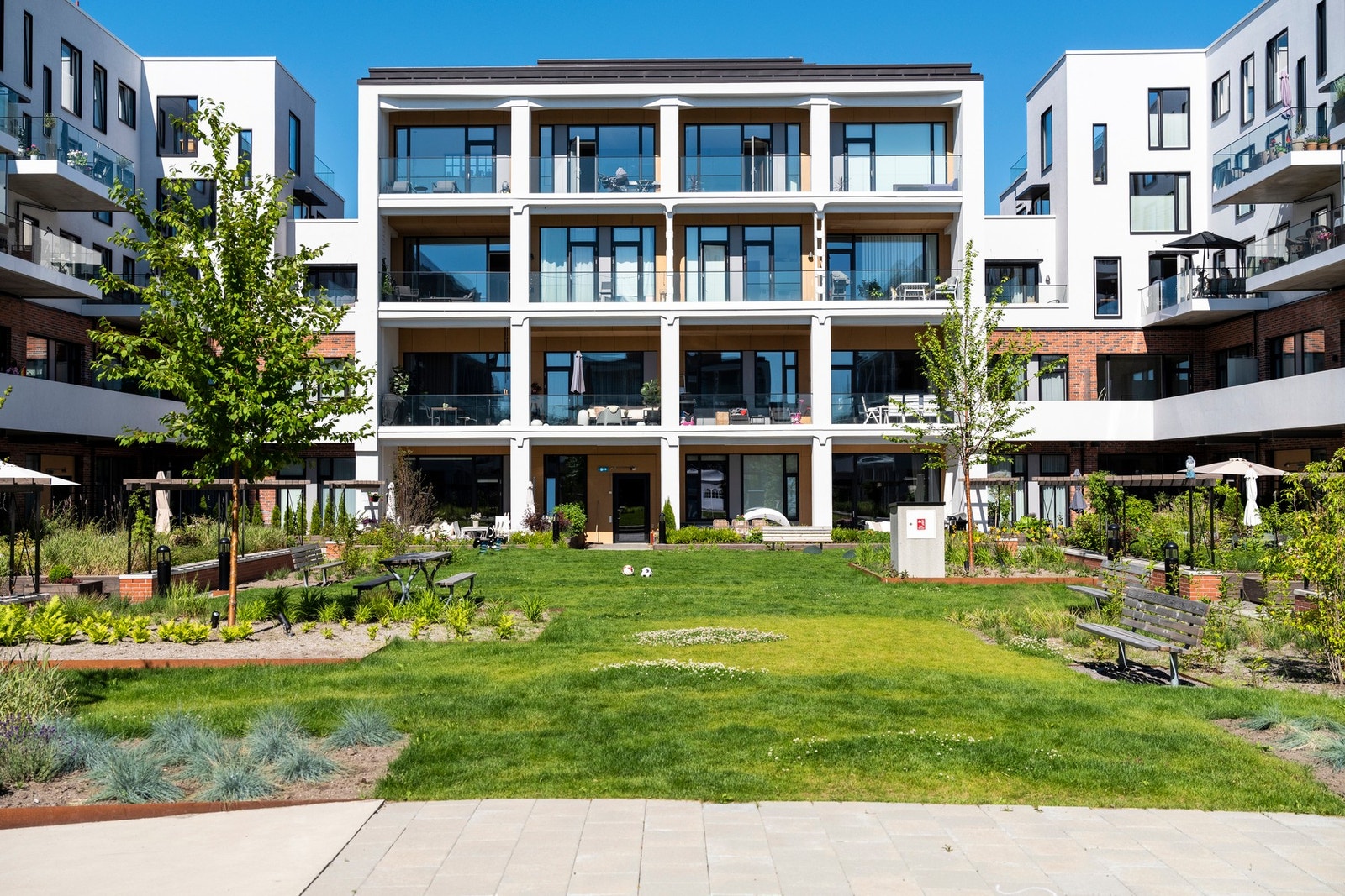 Vinslottet har et flott atrium. Grønt, frodig fellesområde kun tilgjengelig for beboere. Galleribilde