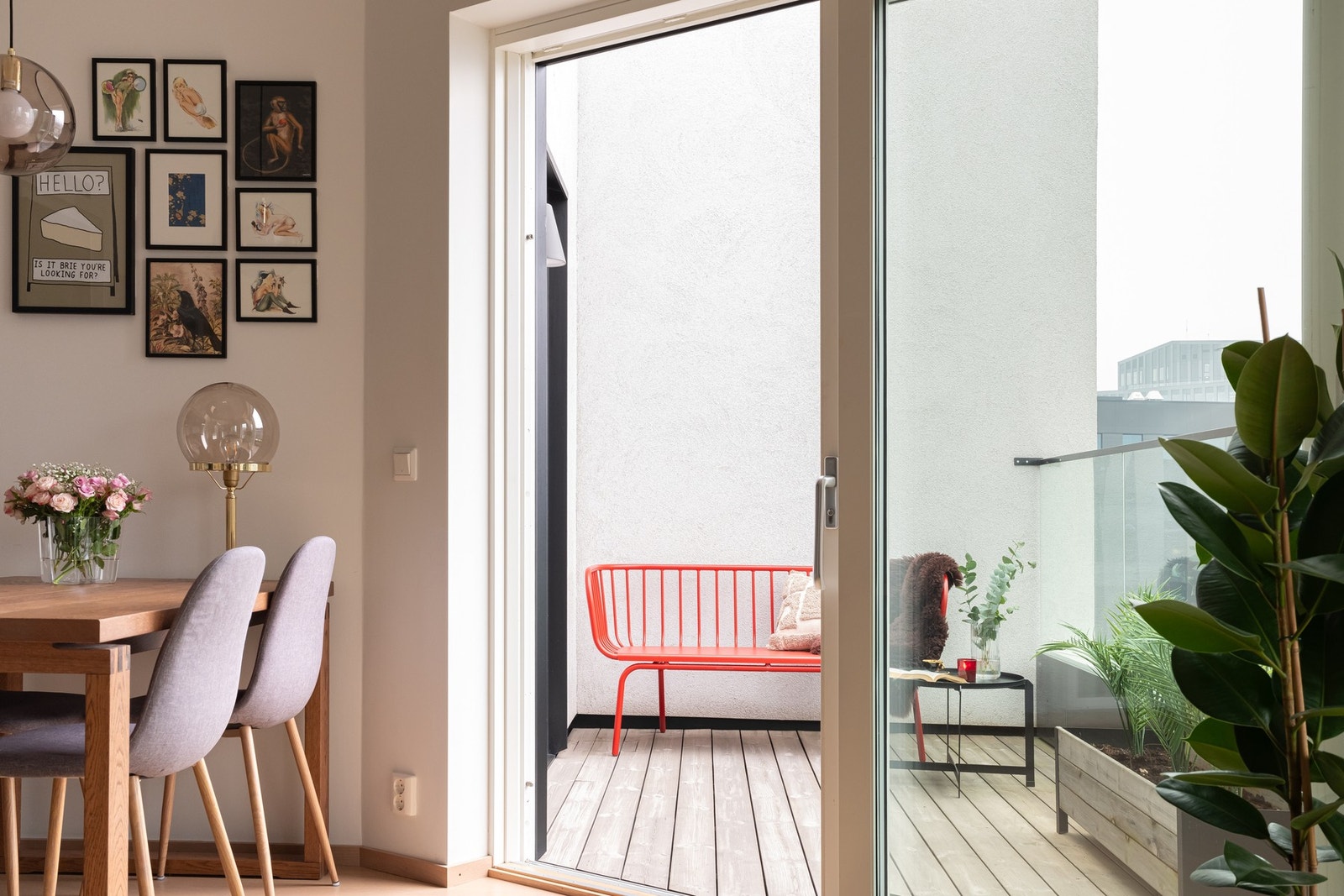 Skyvedør ut til fantastisk balkong med masse sol fra tidlig på morgenen til ca 16:00 på sommeren. Galleribilde