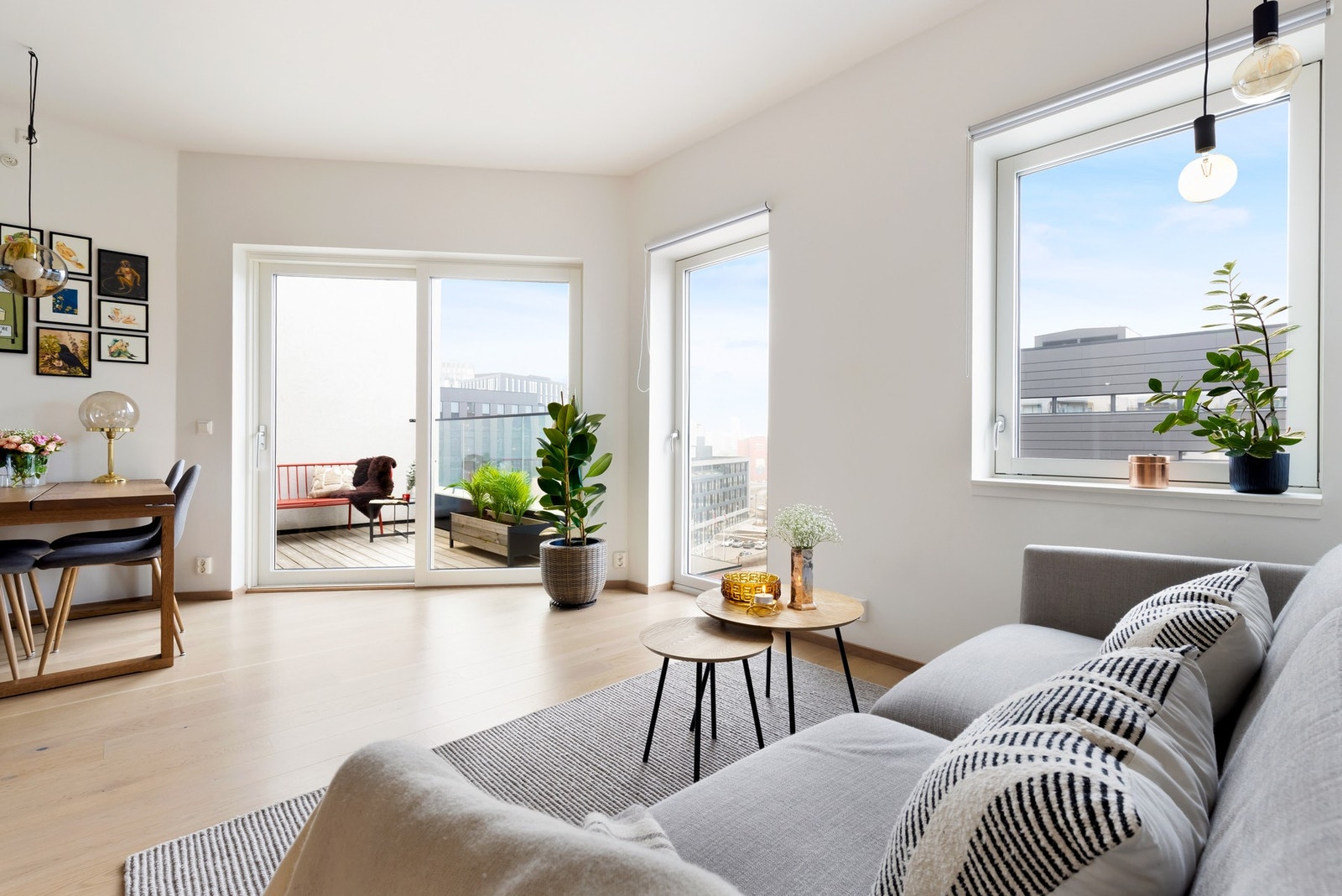 Det er fin utsikt fra stue, kjøkken, soverom og balkong. Galleribilde