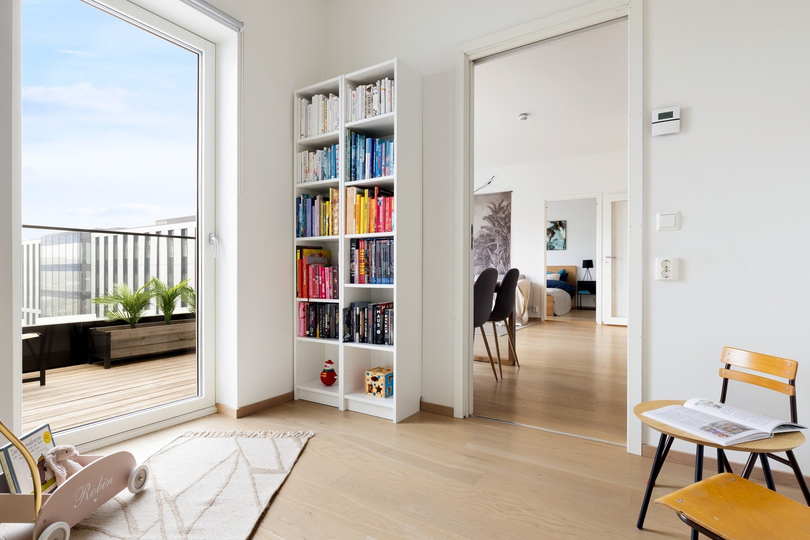 Rommet har stor vindusflate og muligheten til og åpne døren helt eller vippe toppen ut for utlufting. Galleribilde