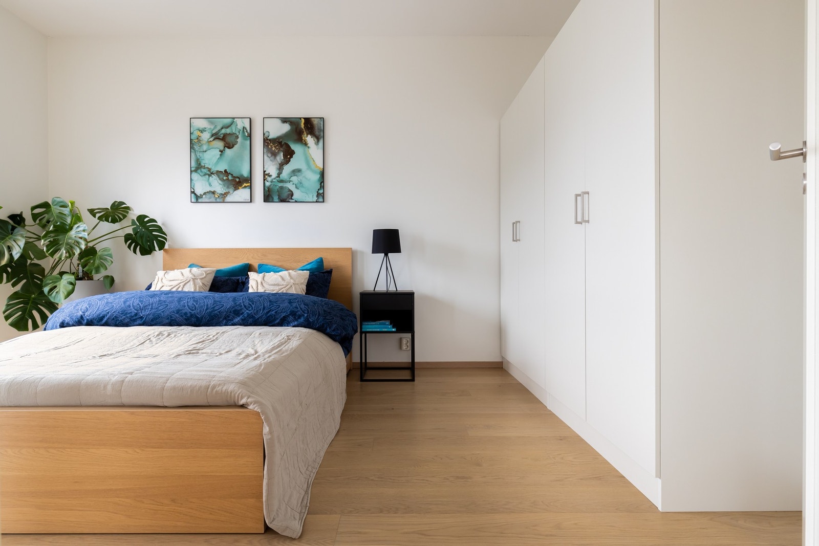 På soverommet står et dobbelt garderobeskap med plass til oppbevaring av klær. Galleribilde