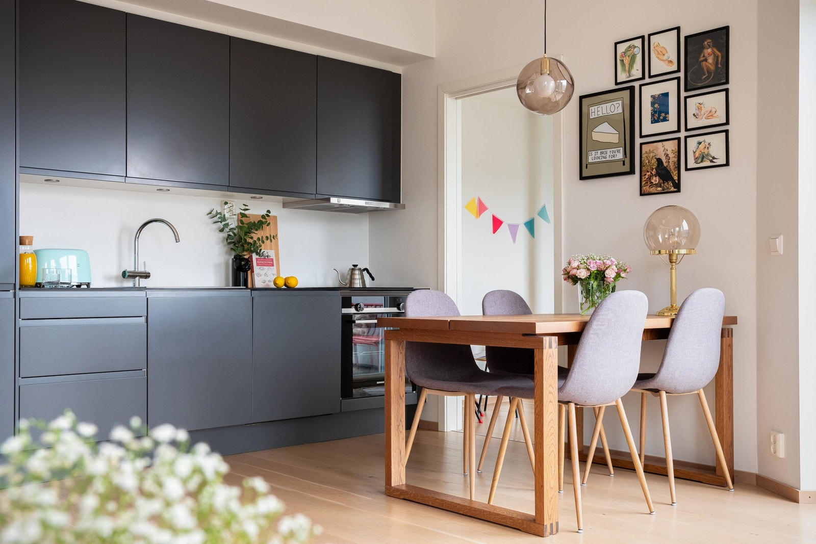 Videre er kjøkkenet utstyrt med integrert ovn, kjøl/frys og oppvaskmaskin. Galleribilde