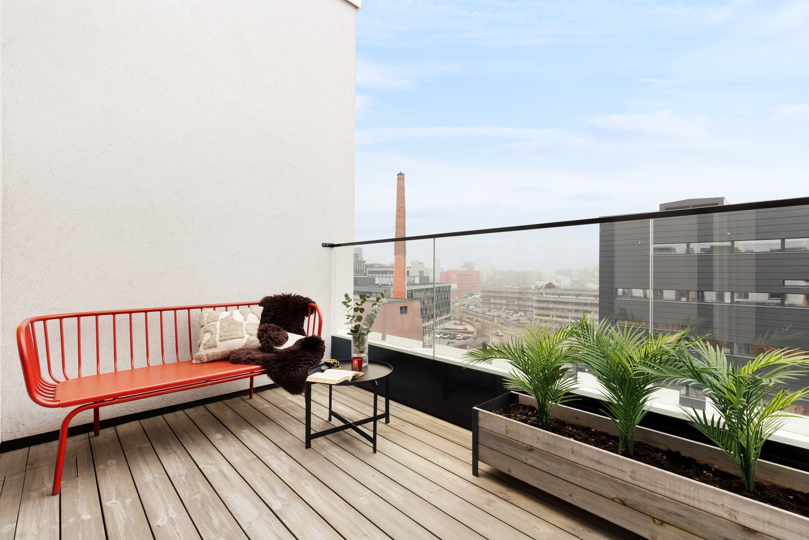 Balkongen er utstyrt med terrassebord på gulv og utelys med integrert stikkontakt. Galleribilde