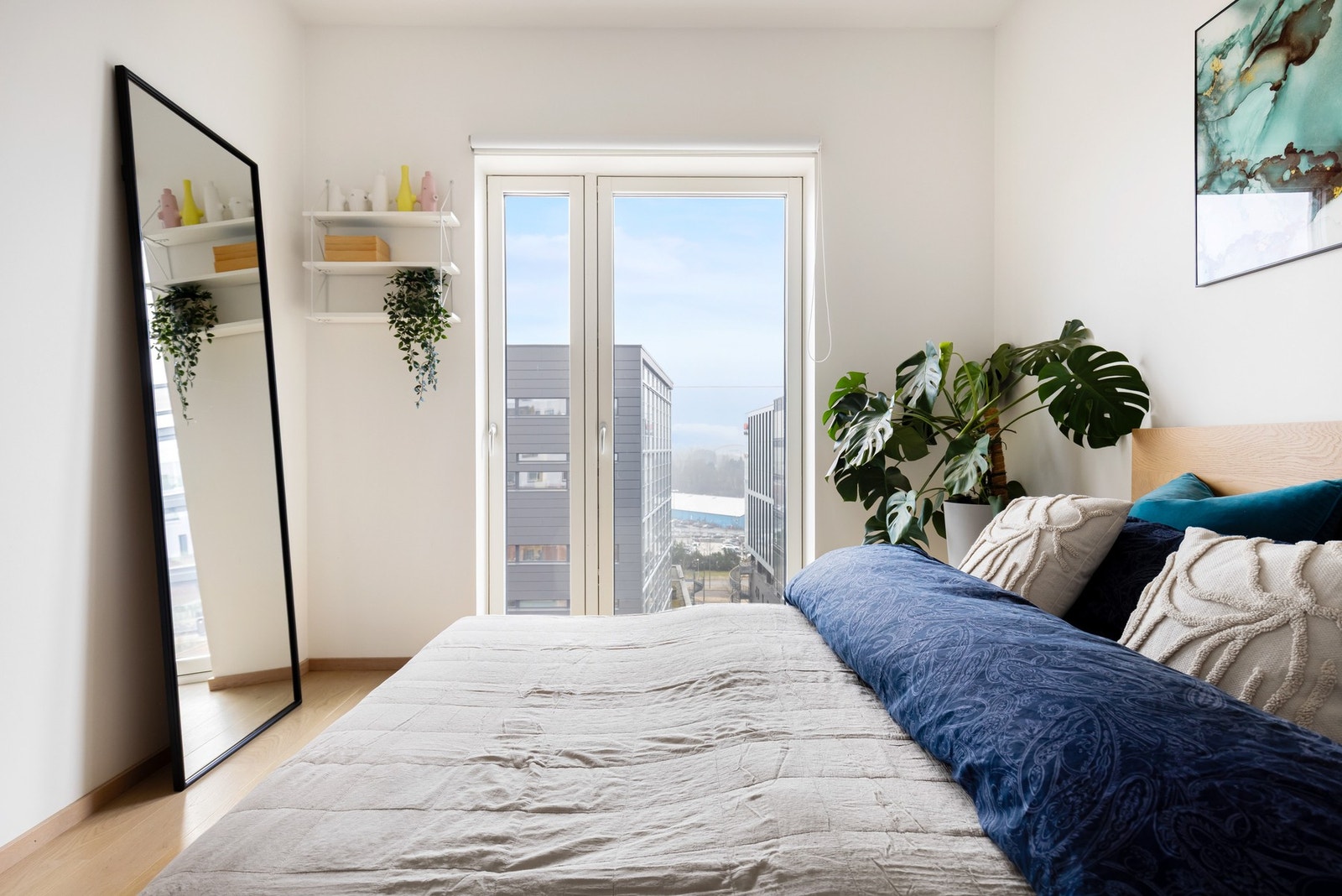 Rommet har fransk balkong og mulighet for å åpne hele balkongdøren om ønskelig eller bare vippe døren ut for lufting. Galleribilde