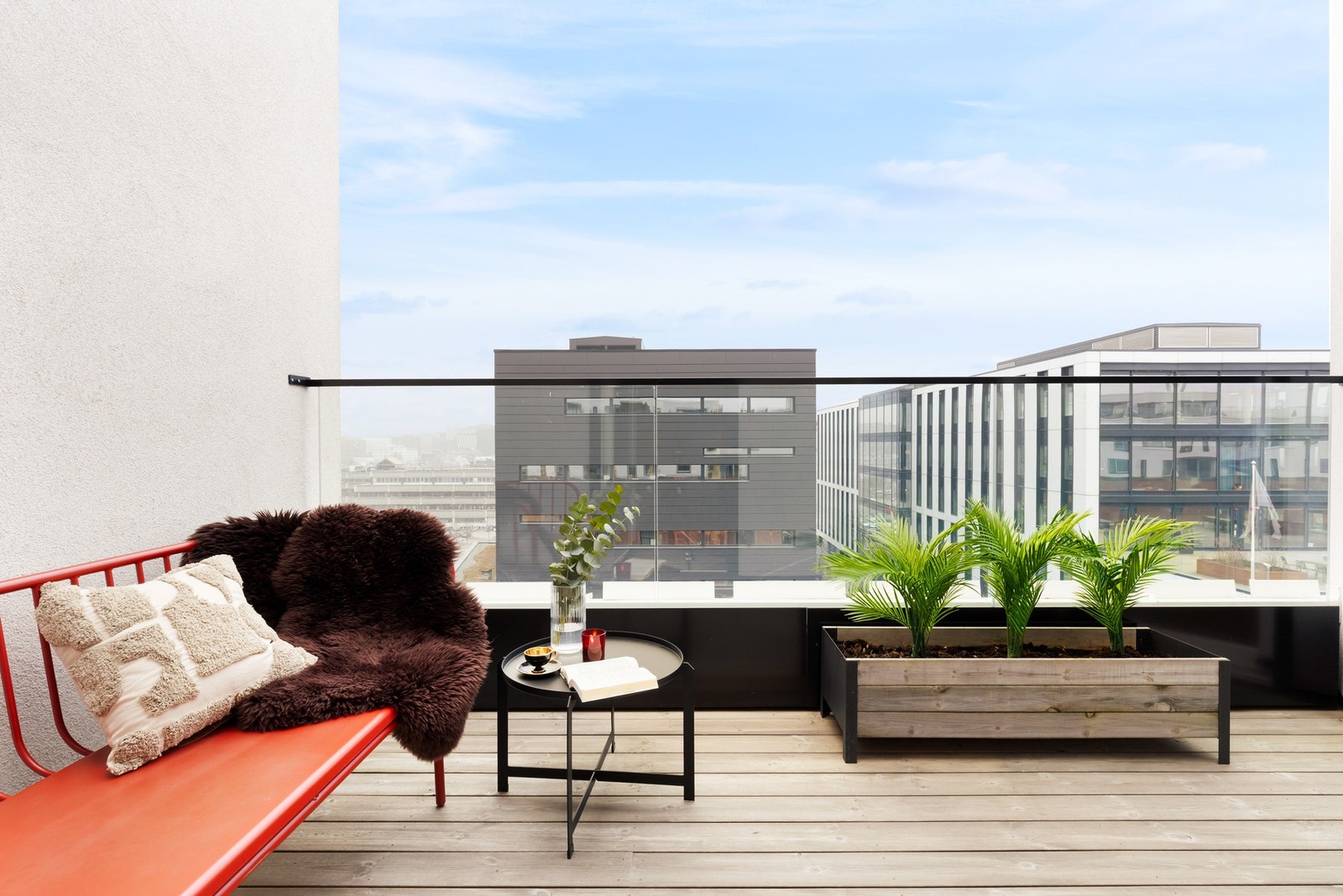 Rekkverket er utført i glass som sørger for en mer åpen og luftig opplevelse av balkongen også når man sitter. Galleribilde