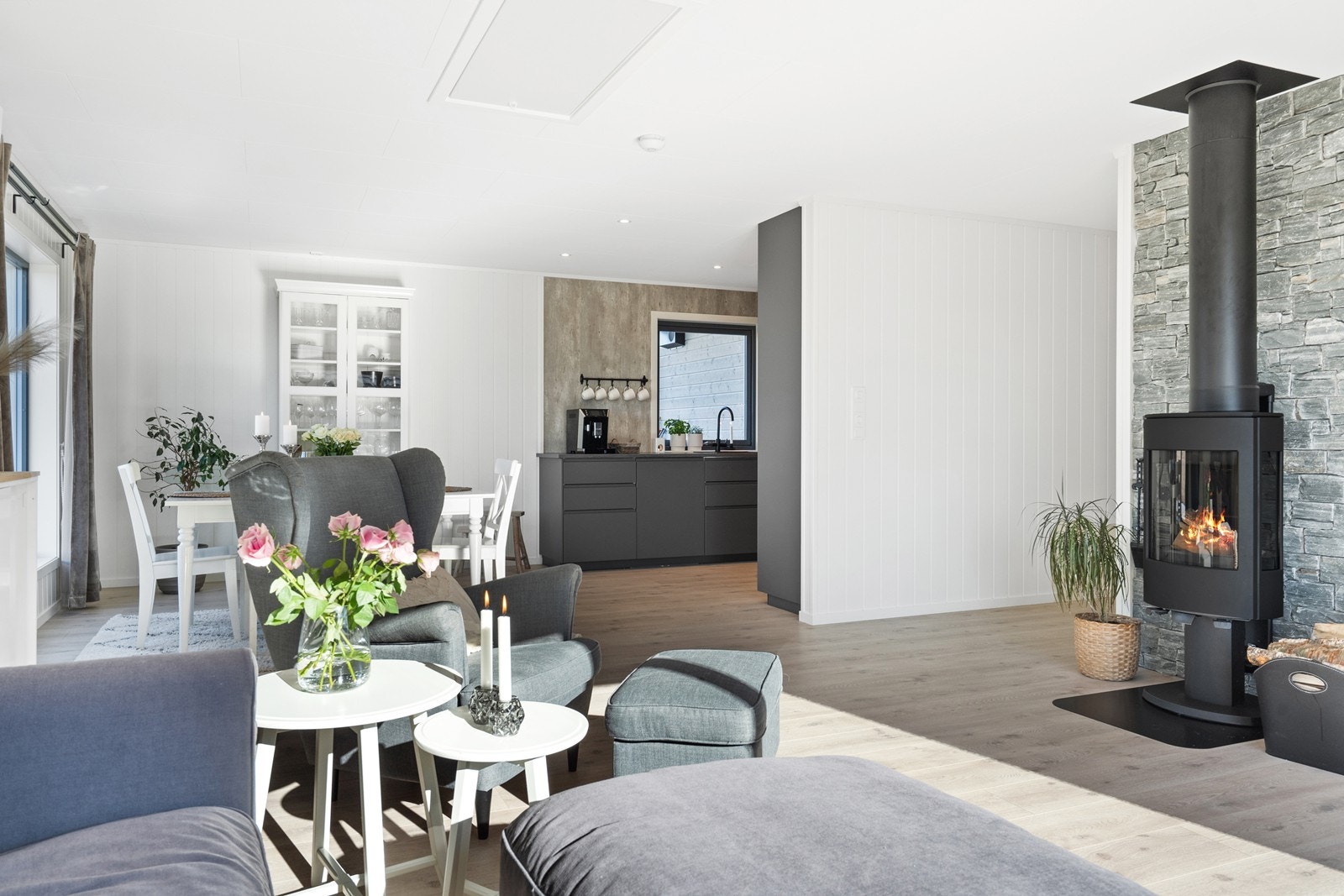 Delikat og pent innredet stue med plass til en stor sofagruppe Galleribilde
