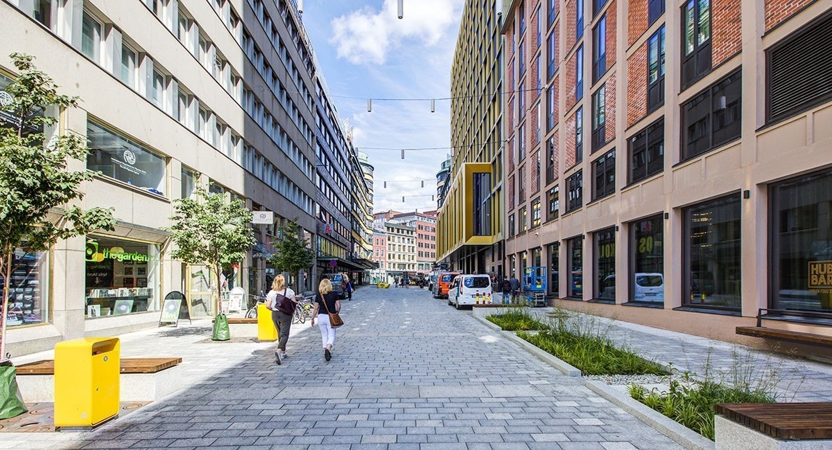 Inngangen til kontoret er via Skippergata, som er oppgradert med dekke, beplantning og sitteplasser Galleribilde