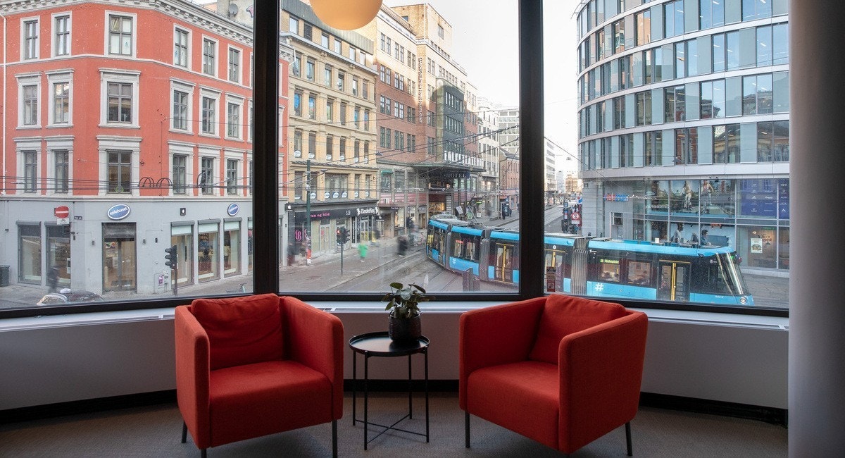 Lokalene har store vinduer og et bueformet hjørnerom som gir lokalene en unik karakter (referansebilde av tilsvarende lokaler i samme bygg) Galleribilde