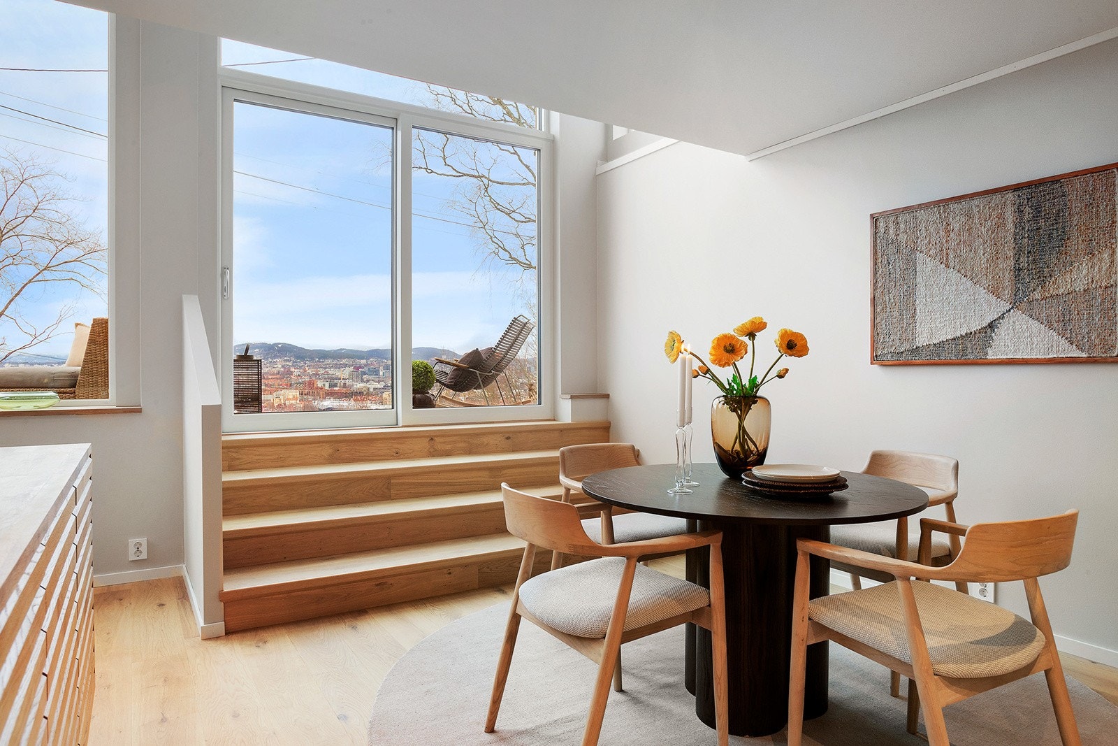 Hyggelig speiseplass og utgang til terrasse og hage fra kjøkkenet. Galleribilde