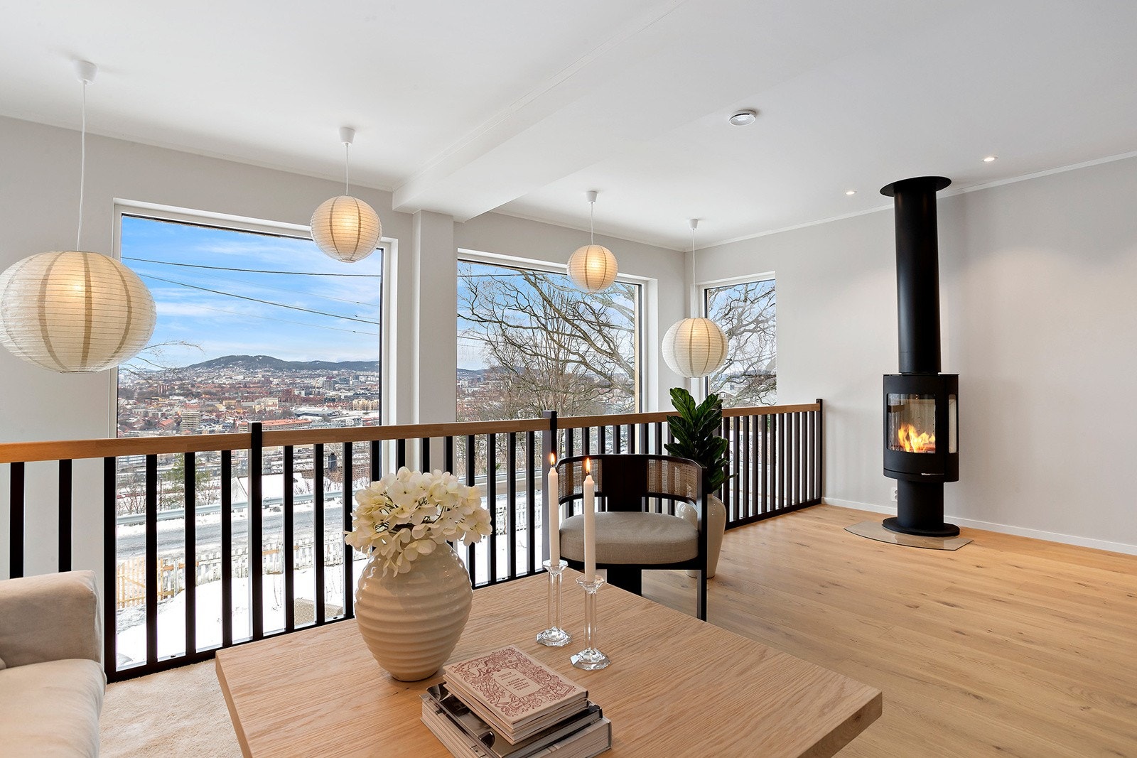 Peisovn i stuen skaper lun og god atmosfære. Galleribilde