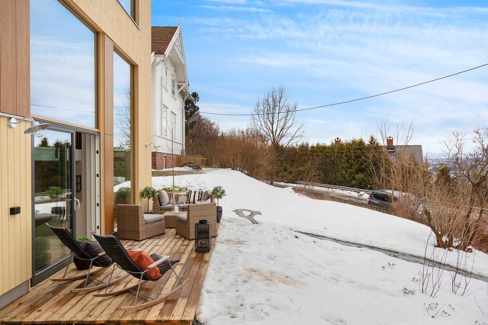 Hagedel med gressplen utenfor terrassen. Galleribilde