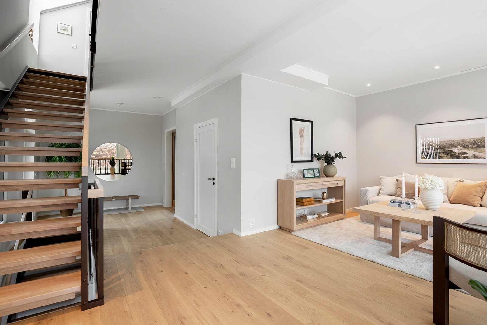 Fra entreen kommer en videre inn i en lys og åpen stue. Galleribilde