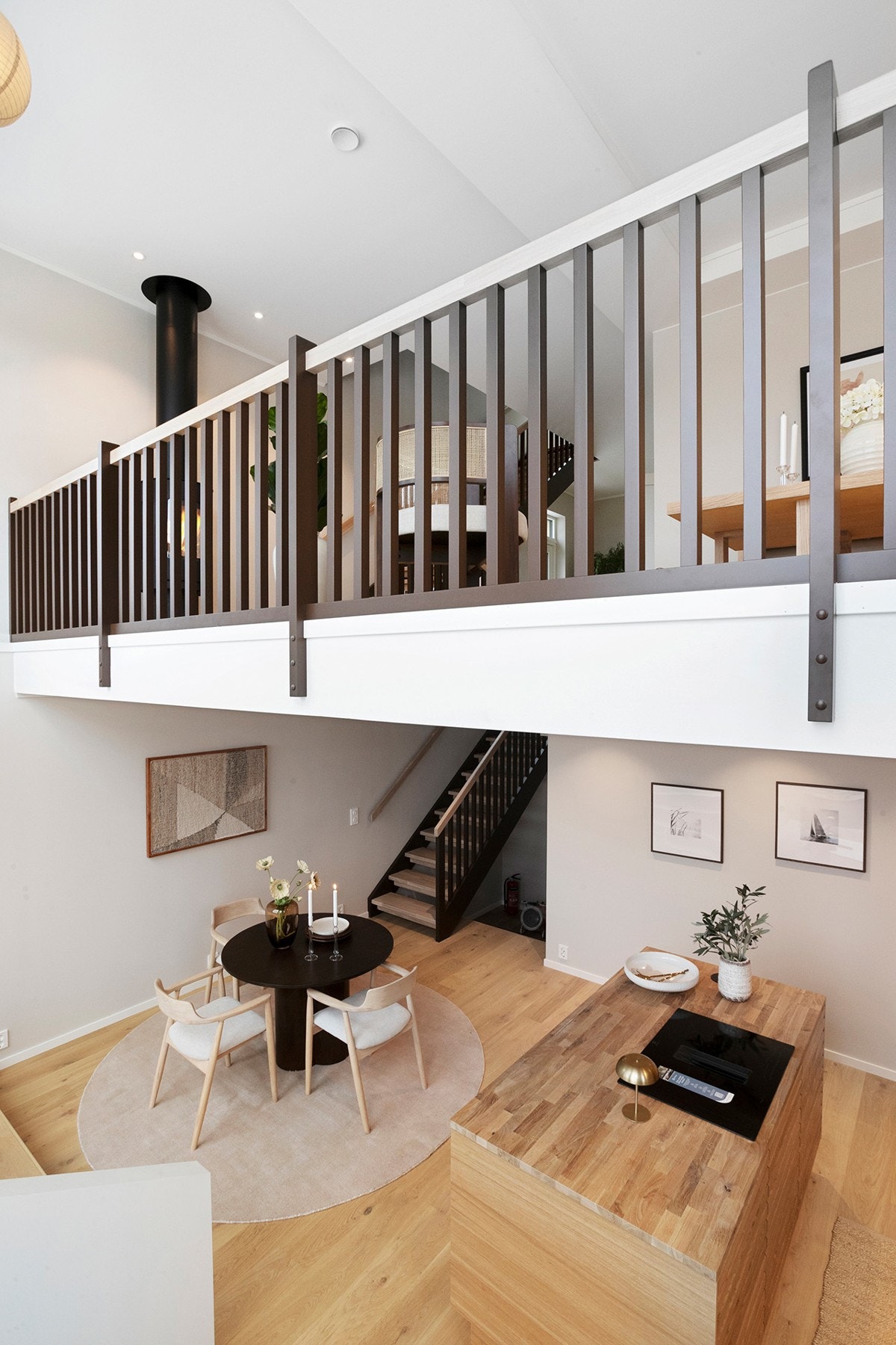 Mexzzanin løsningen gir lys og luft til begge planene. Galleribilde