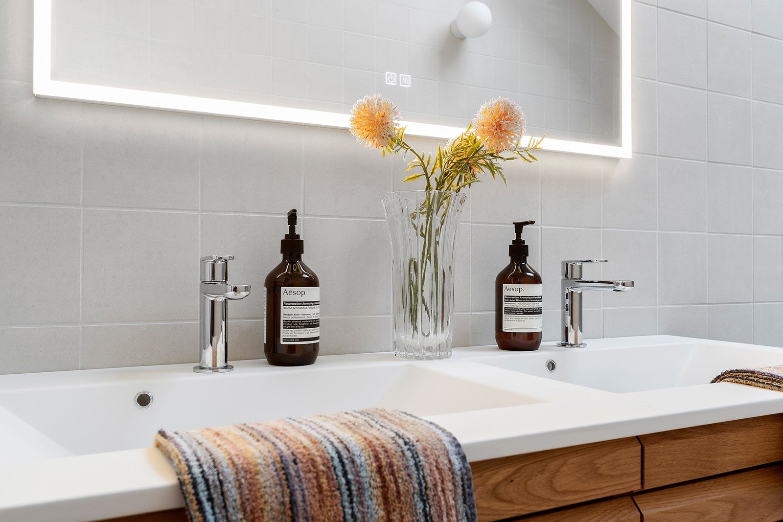 Dobbelservant med underskap. Speil med integrert lys og varme. Galleribilde