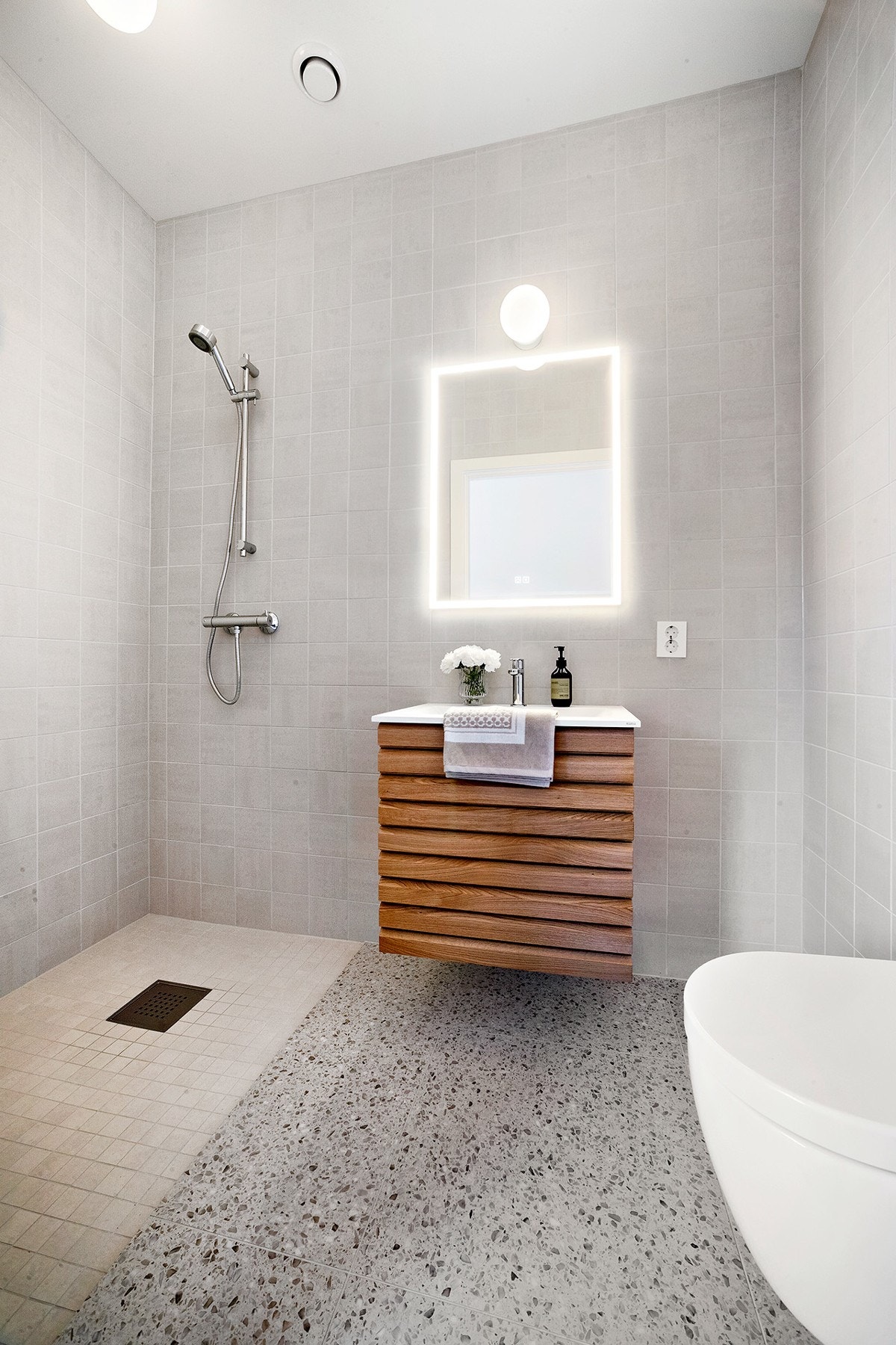 Praktisk baderom nr. 2. Delikate fargevalg og fliser. Galleribilde