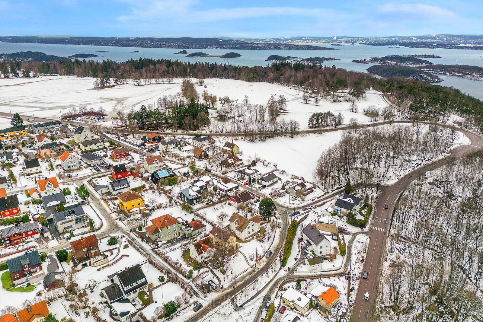 Rett bak huset ligger Ekebergsletta. Store friområder med bla. Ekebergparken, Brannfjell og Ballseletta. Galleribilde