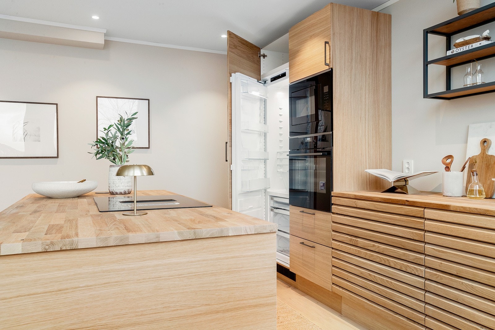 Integrerte hvitevarer med bla. kjøleskap og fryseskap. Galleribilde