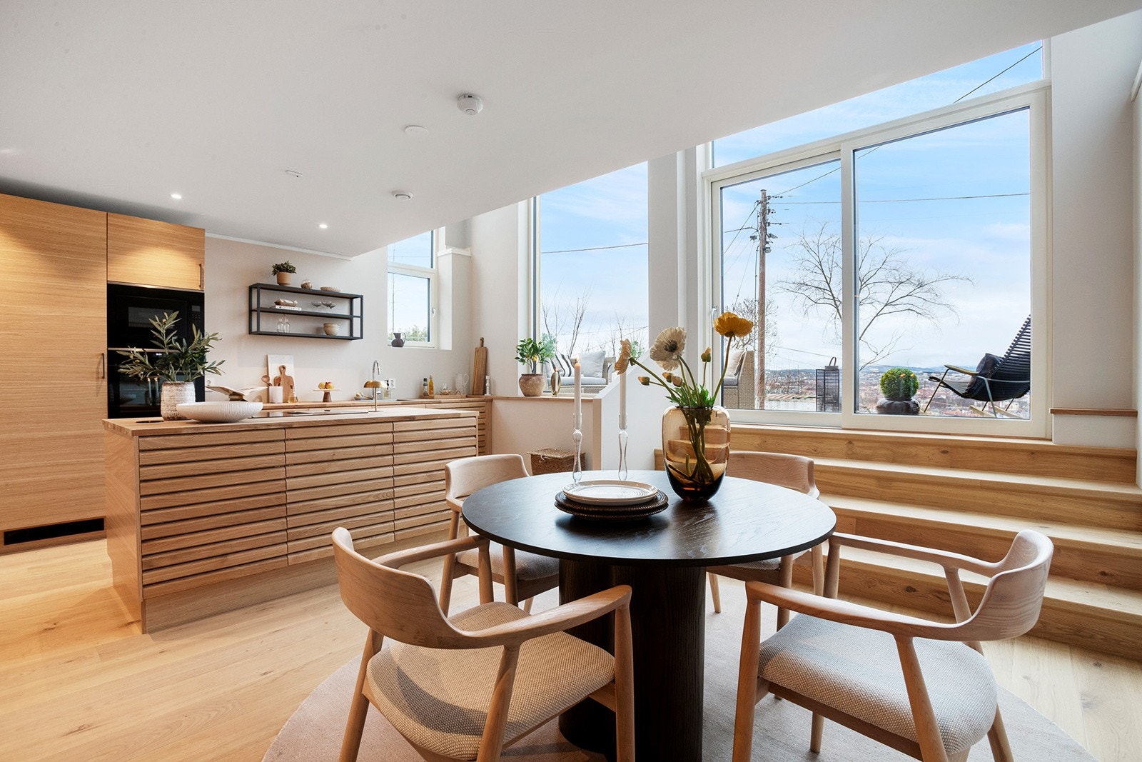 Lyst og romslig kjøkken med utgang til terrasse og hage. Galleribilde