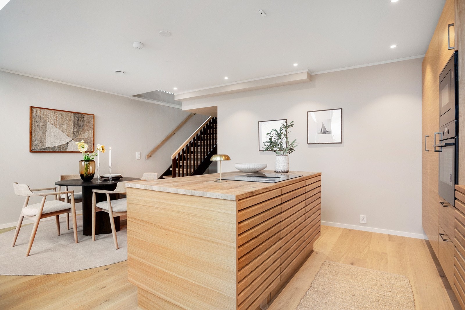 Praktisk kjøkkenøy med god lagring og integrert ventilator. Galleribilde