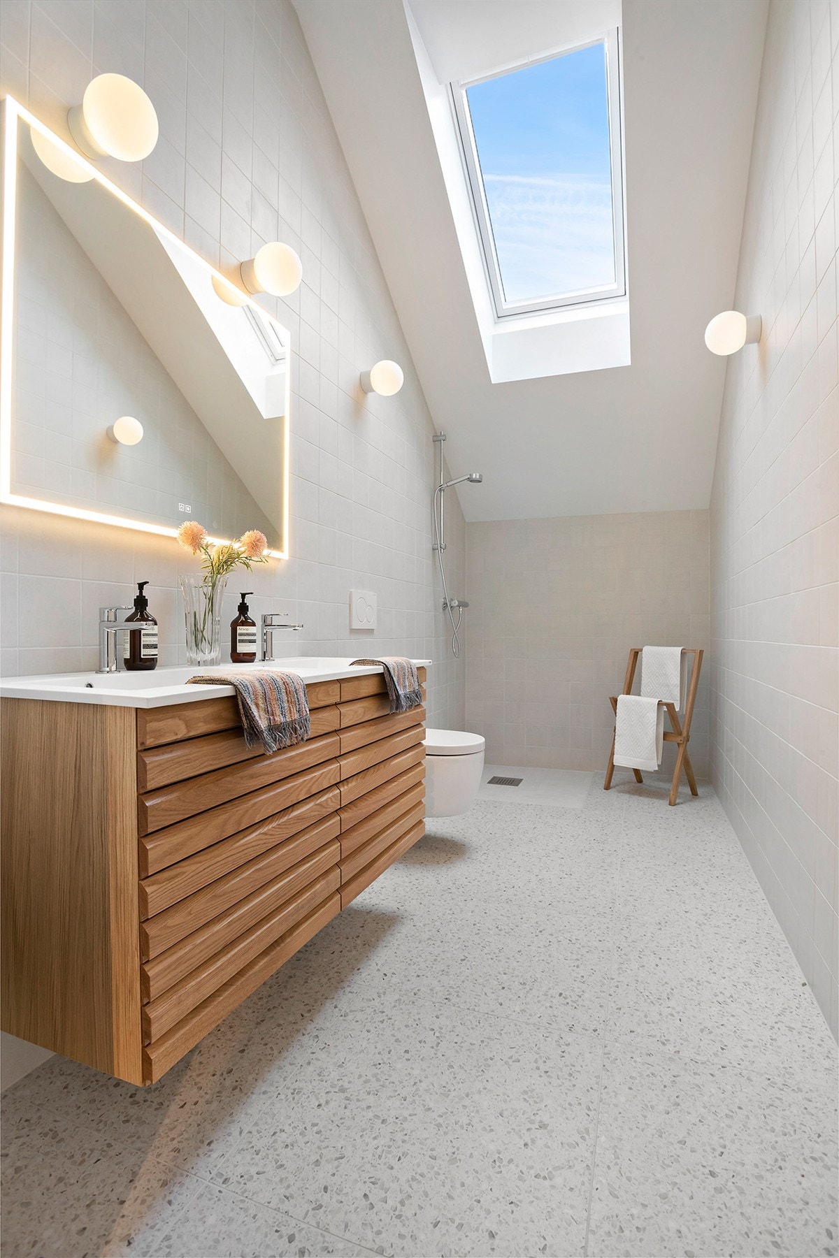 Hovedbad med dobbelservant og takvindu. Galleribilde