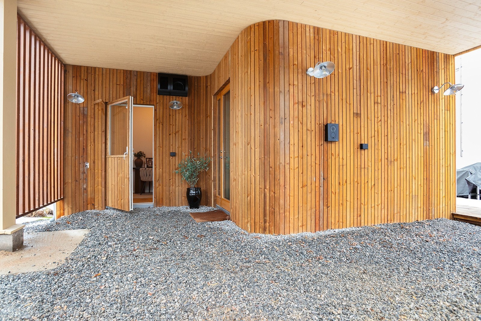 Tiltalende og praktisk inngangsparti med overbygg. Galleribilde