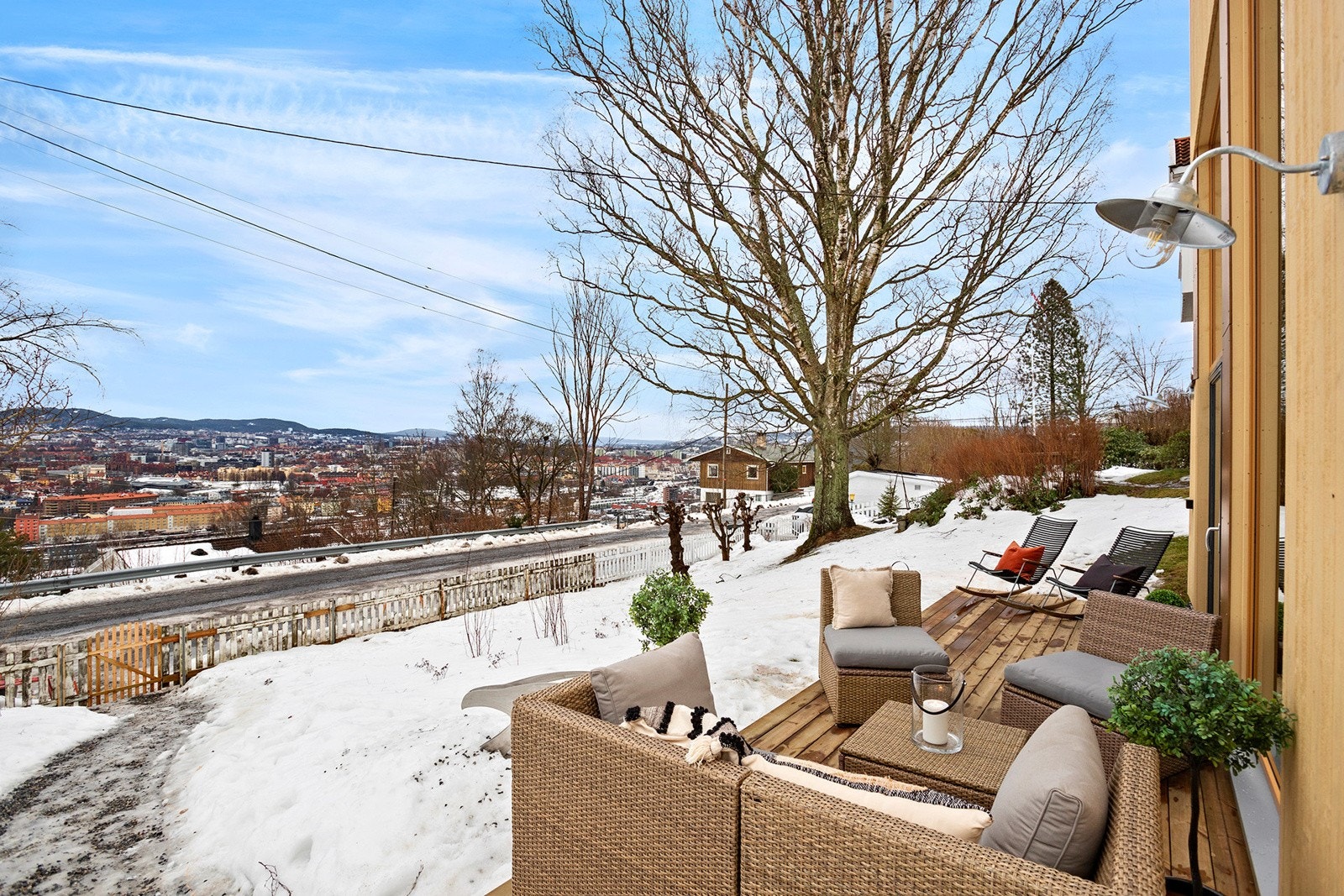 Luftig, med ettermiddag- og kveldssol på terrassen. Galleribilde