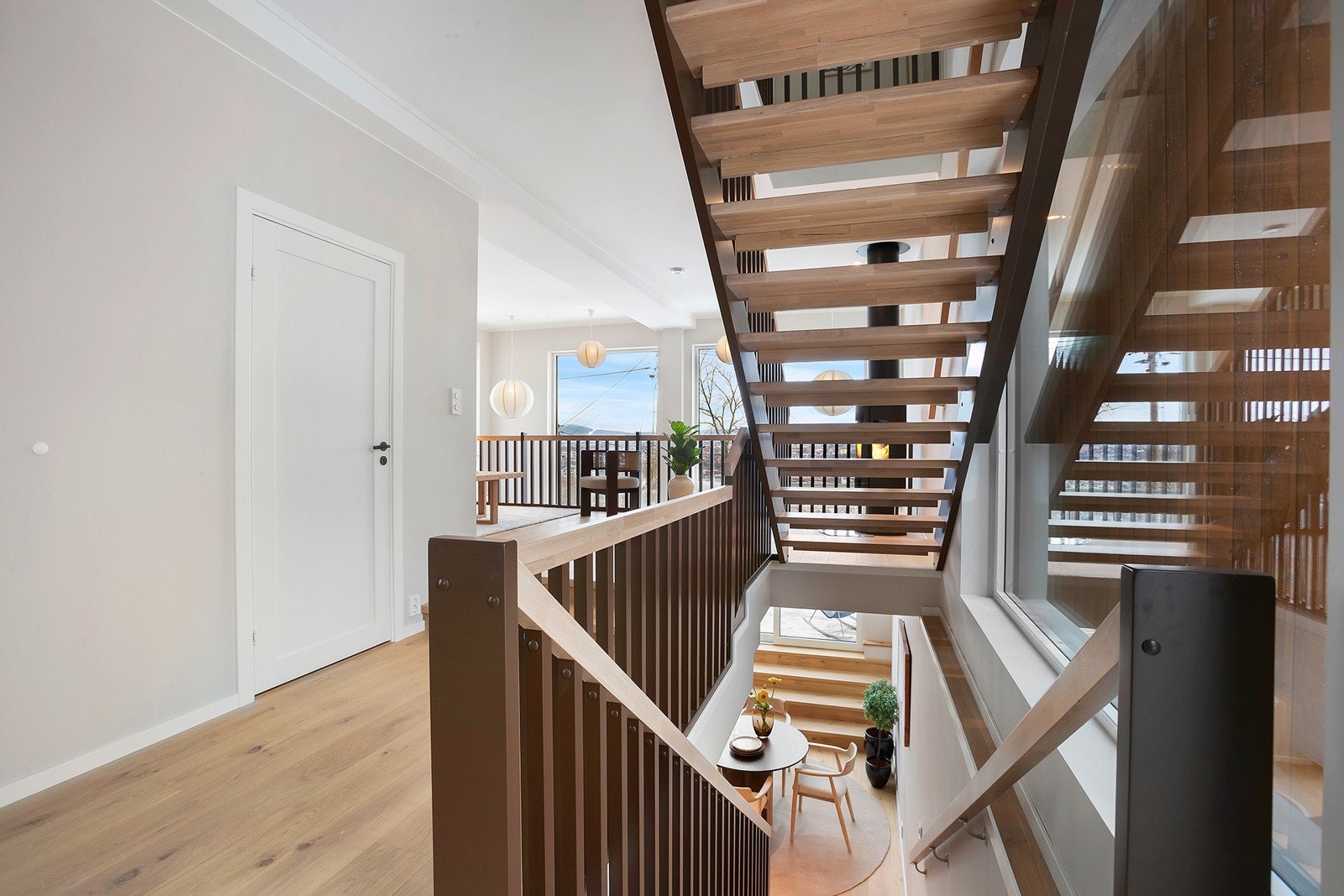 Fra entreen går trappeløpet videre ned til kjøkkenavdelingen. Galleribilde