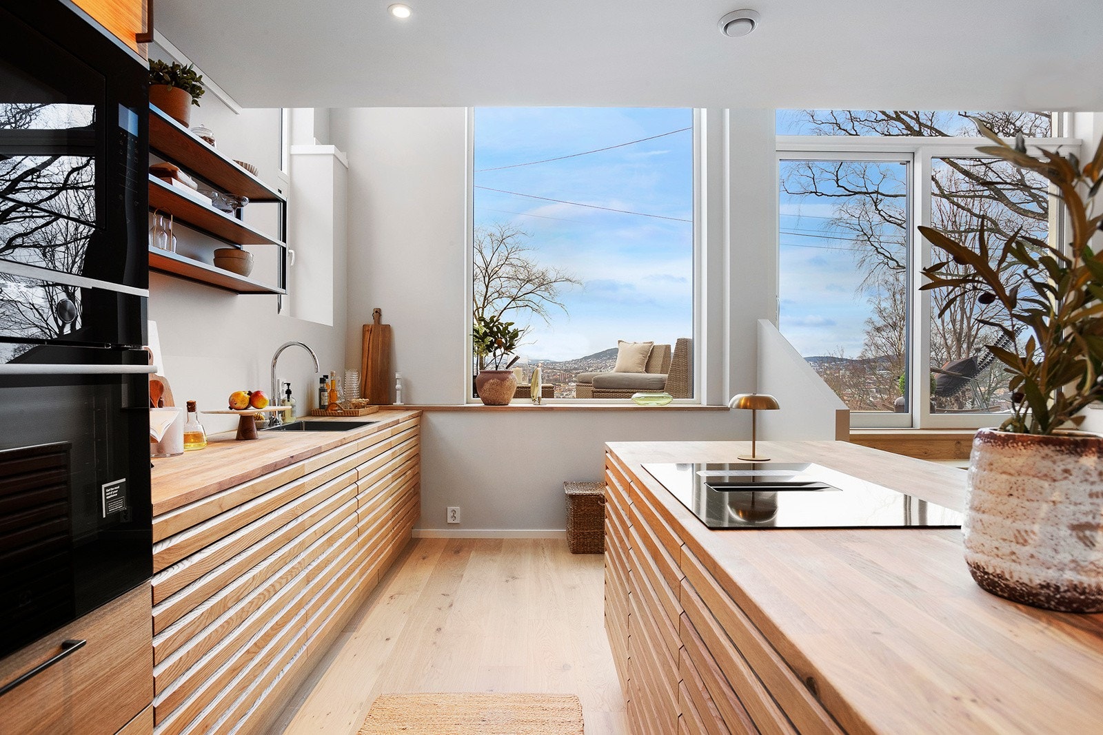 Godt med arbeidsplass på kjøkkenet. Galleribilde