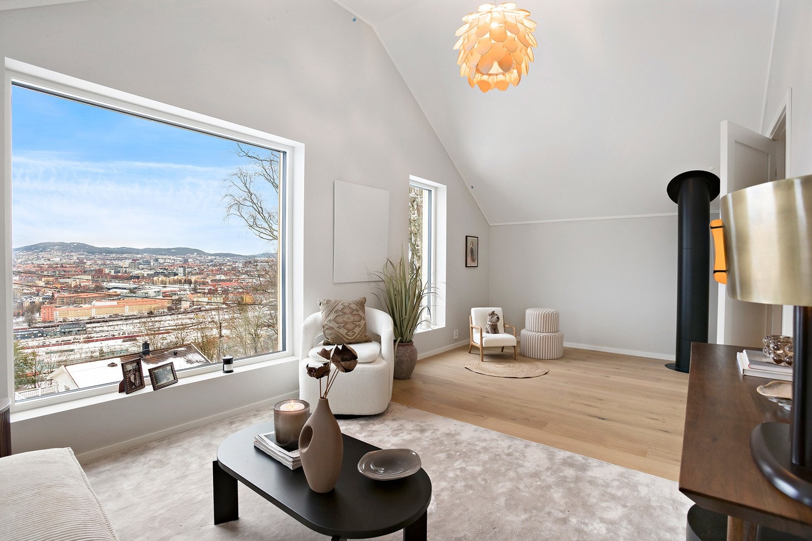 Stort gulvareal og full takhøyde gir stor romfølelse. Galleribilde