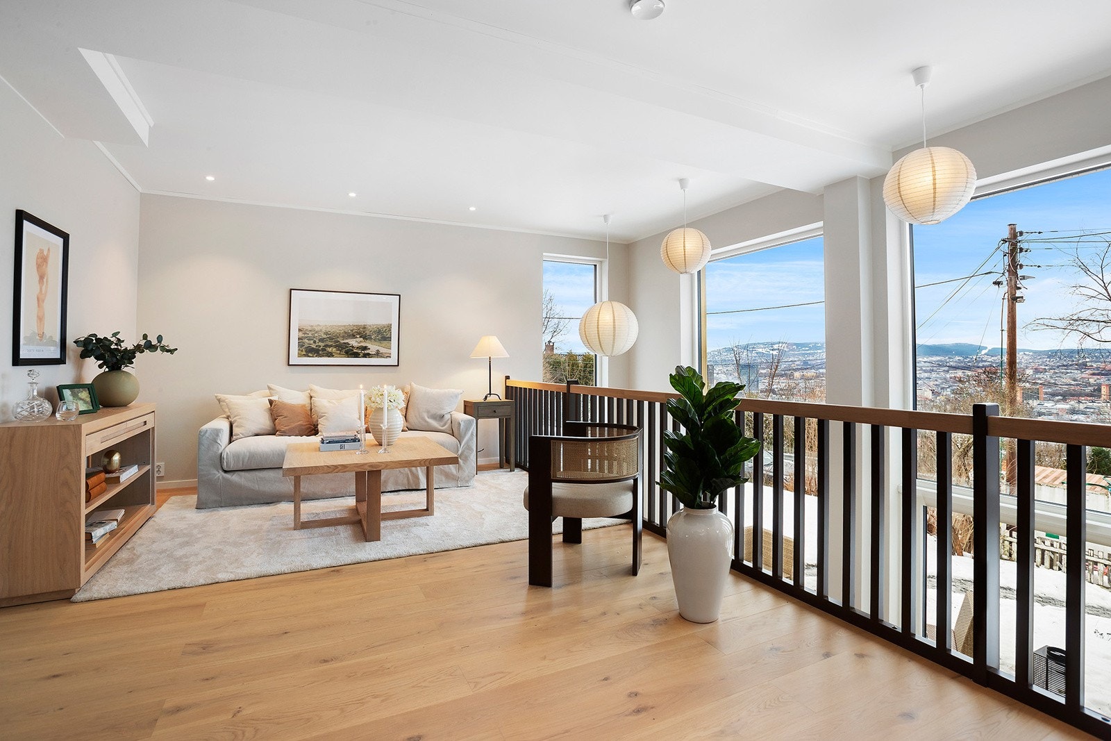 Fra stuen er det åpent ned til underetsasjen og det er store panoramavinduer mot utsikten. Galleribilde