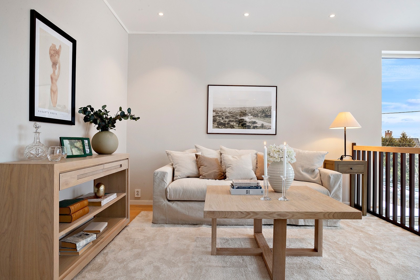 Hyggelig sofa og tv-krok med god plss til forskjellige sofa løsninger. Galleribilde