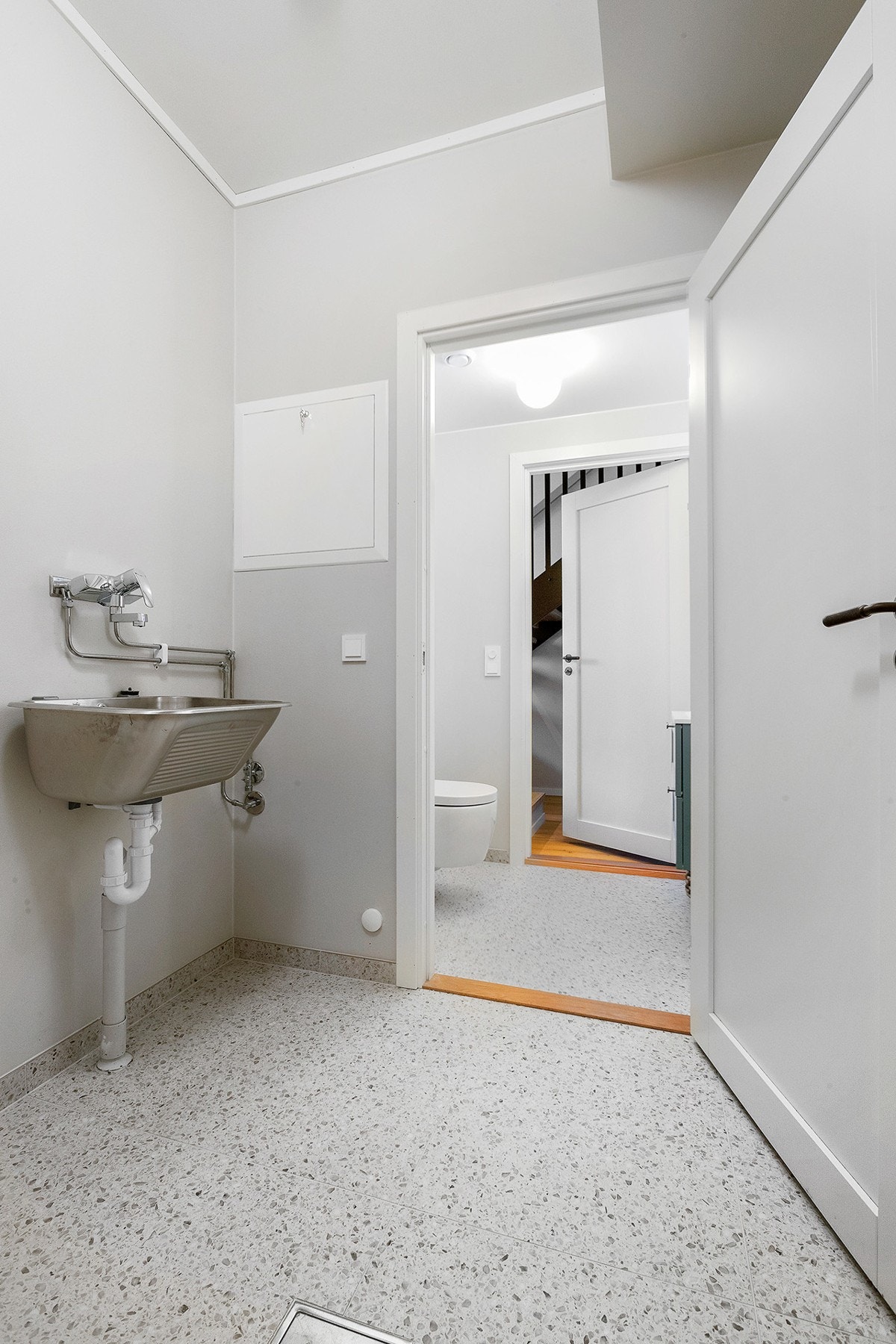 Vaskerom med opplegg for vaskemaskin og utslagsvask. Galleribilde