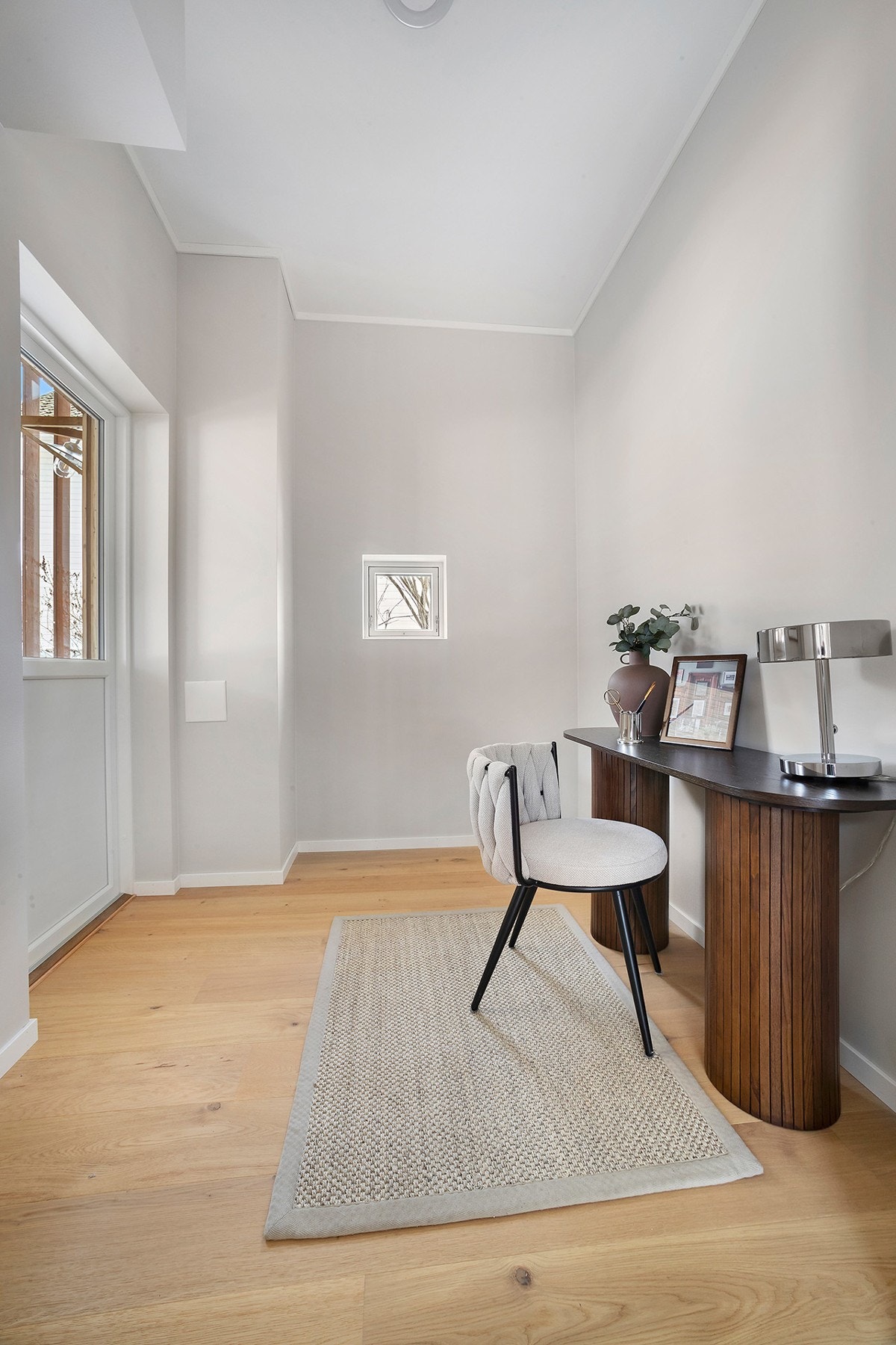 Ved entreen er det tiltenkt sportsbod, her innredet som kontor. Galleribilde