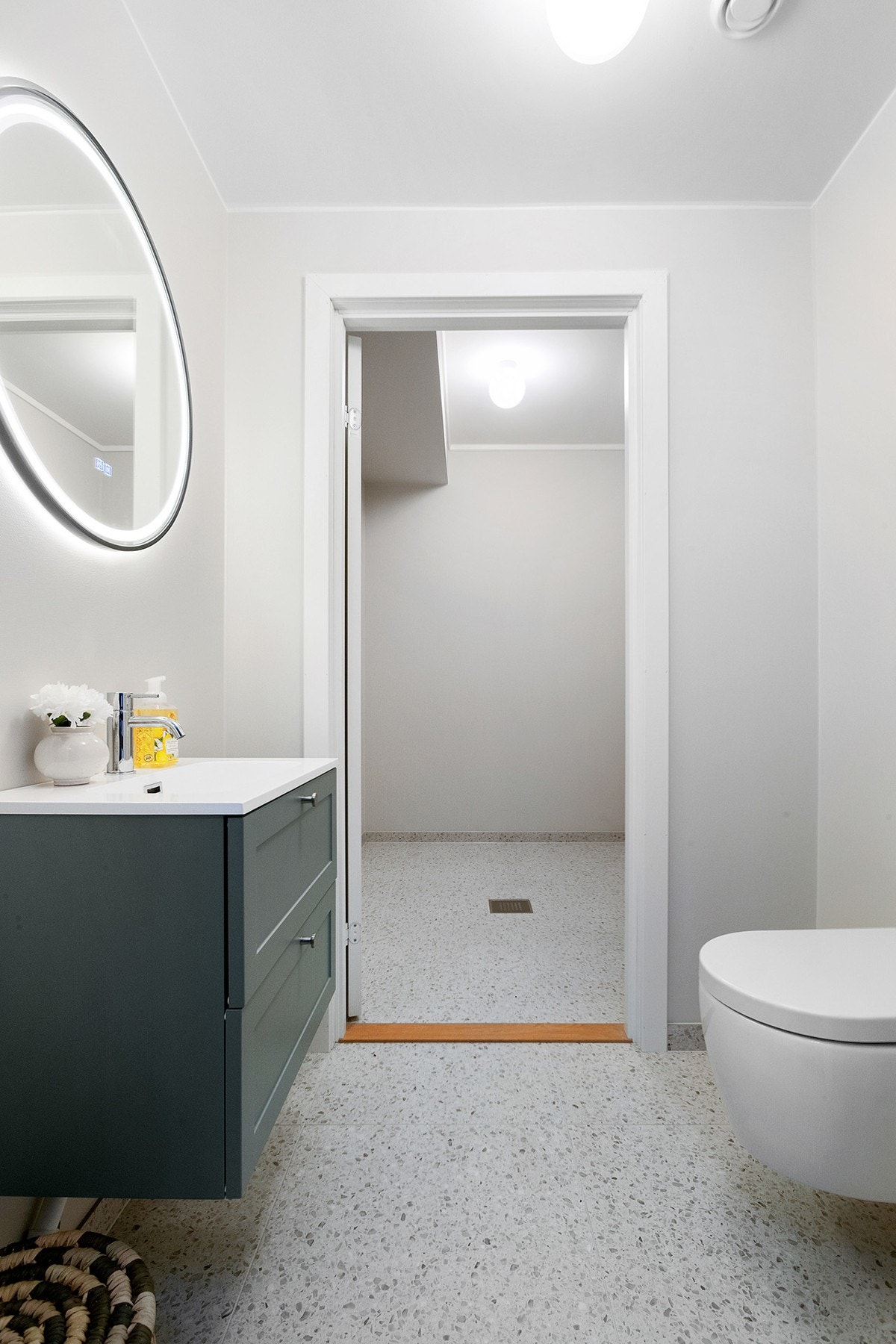 Separat wc, servant med underskap og speil over. Galleribilde