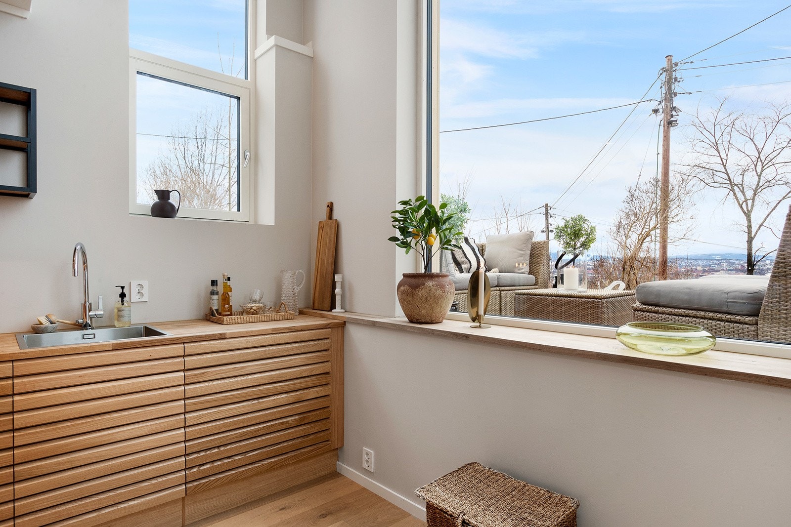 De store vindusflatene gir gode lysforhold og fin utsikt på kjøkkenet. Galleribilde