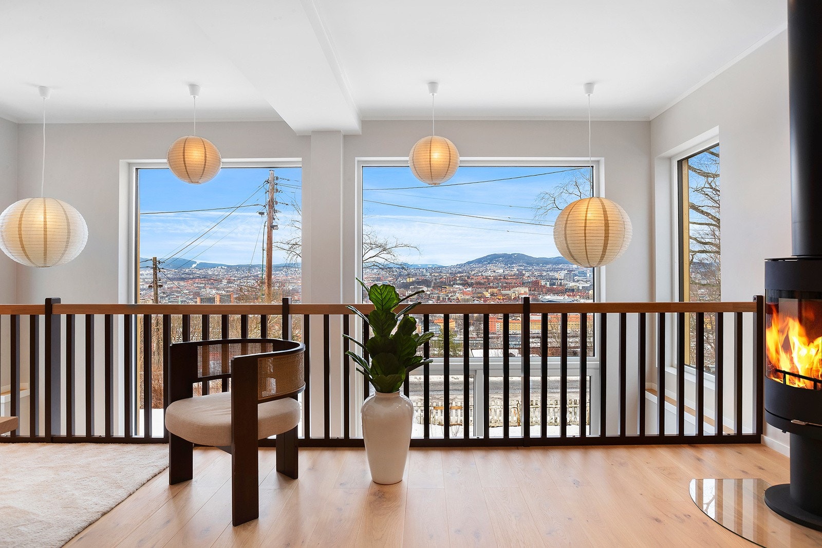 Store vindusflater slipper inn masse lys til hele boligen. Galleribilde