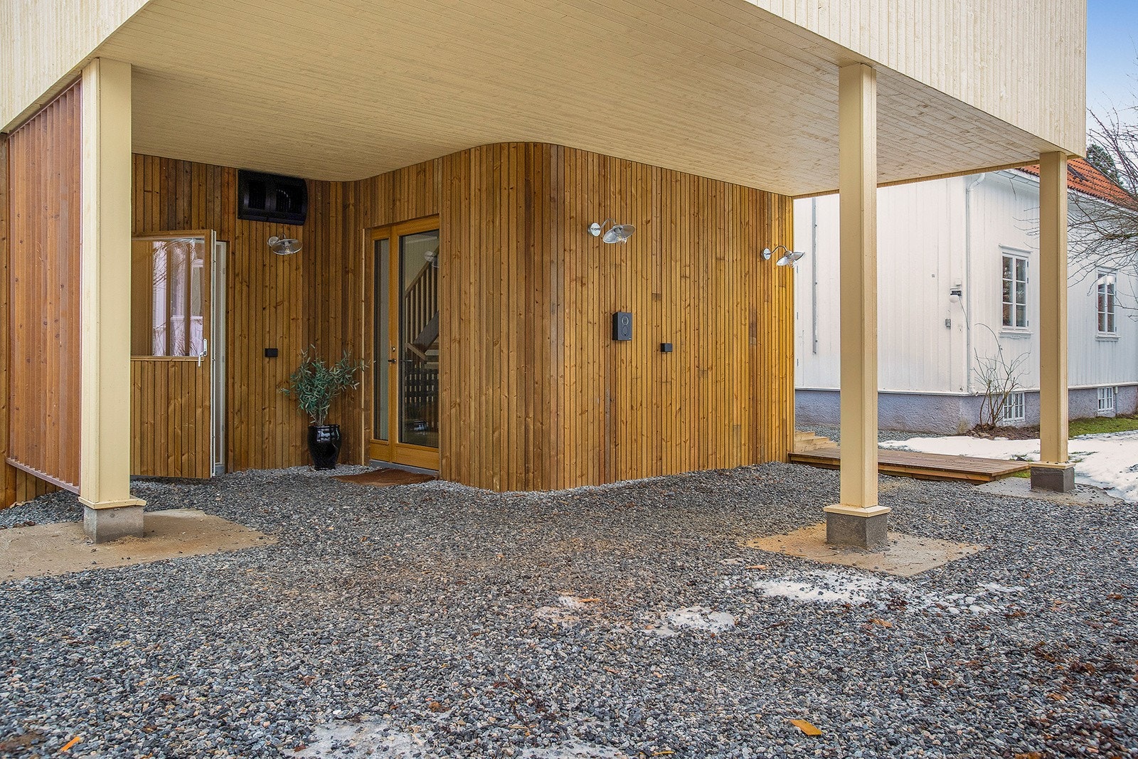 Carport med lader og biloppstillingsplass rett ved inngangen. Galleribilde