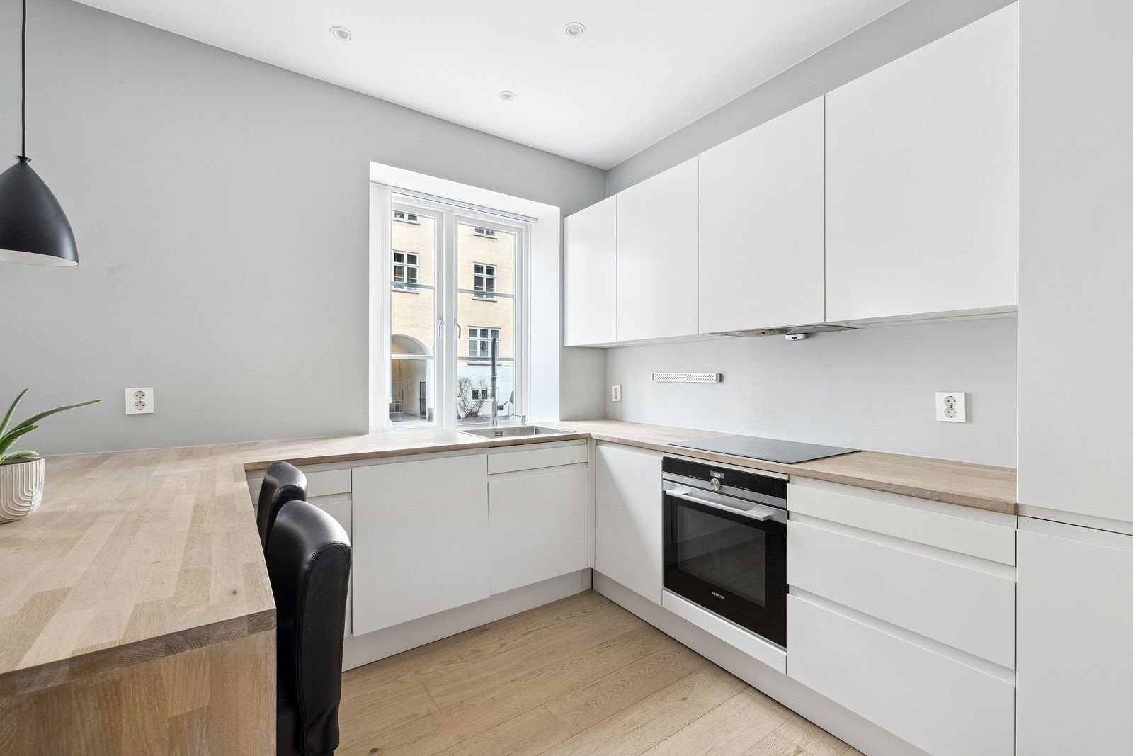 Praktisk kjøkken med integrerte hvitevarer Galleribilde