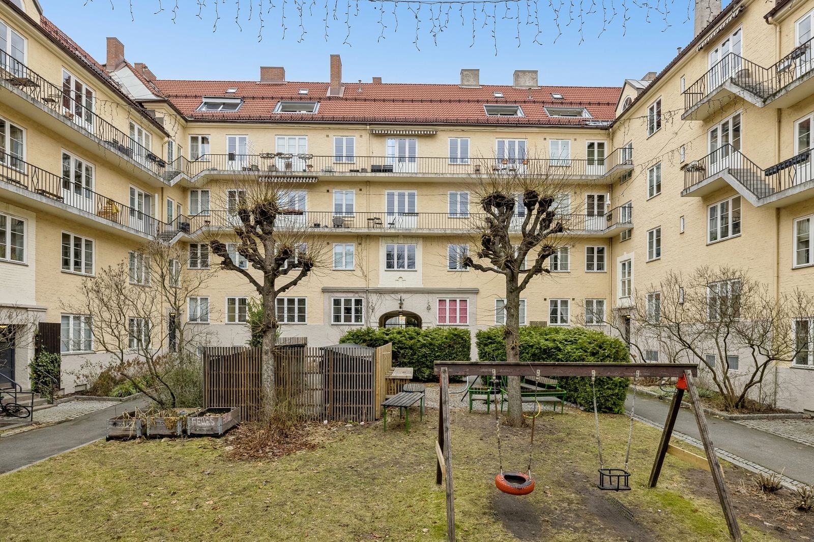 Hyggelig bakgård Galleribilde