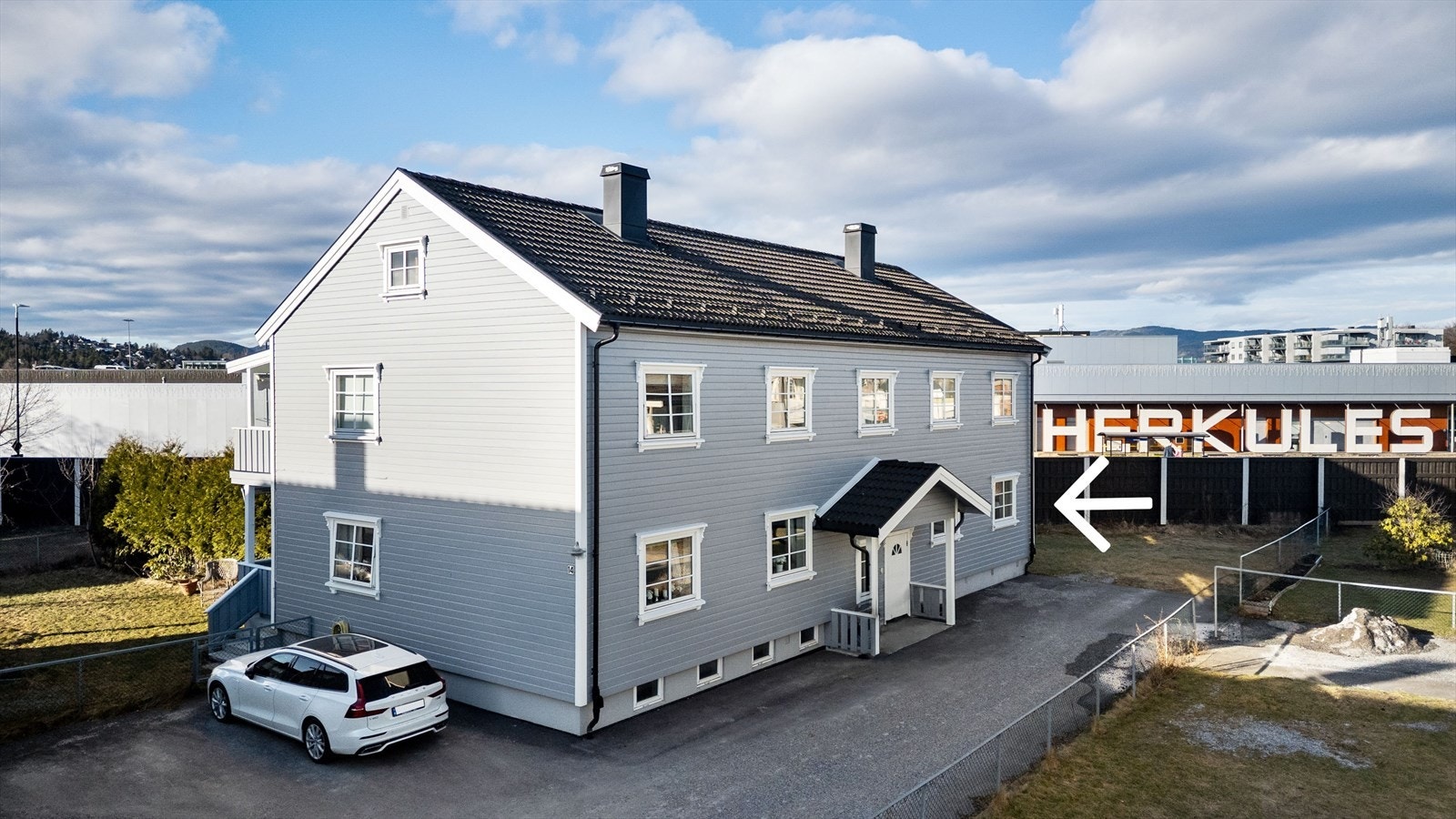 Beliggende i byggets første etasje, har boligen en enkel adkomst med kun få trappetrinn fra felles oppgang. Galleribilde