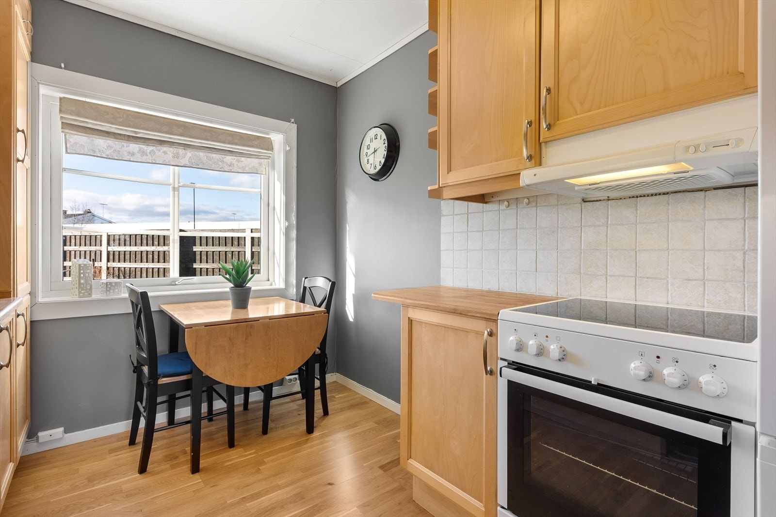 Kjøkkenet er innredet med profilerte fronter og takhøye overskap, som gir rikelig med oppbevaringsmuligheter. Galleribilde