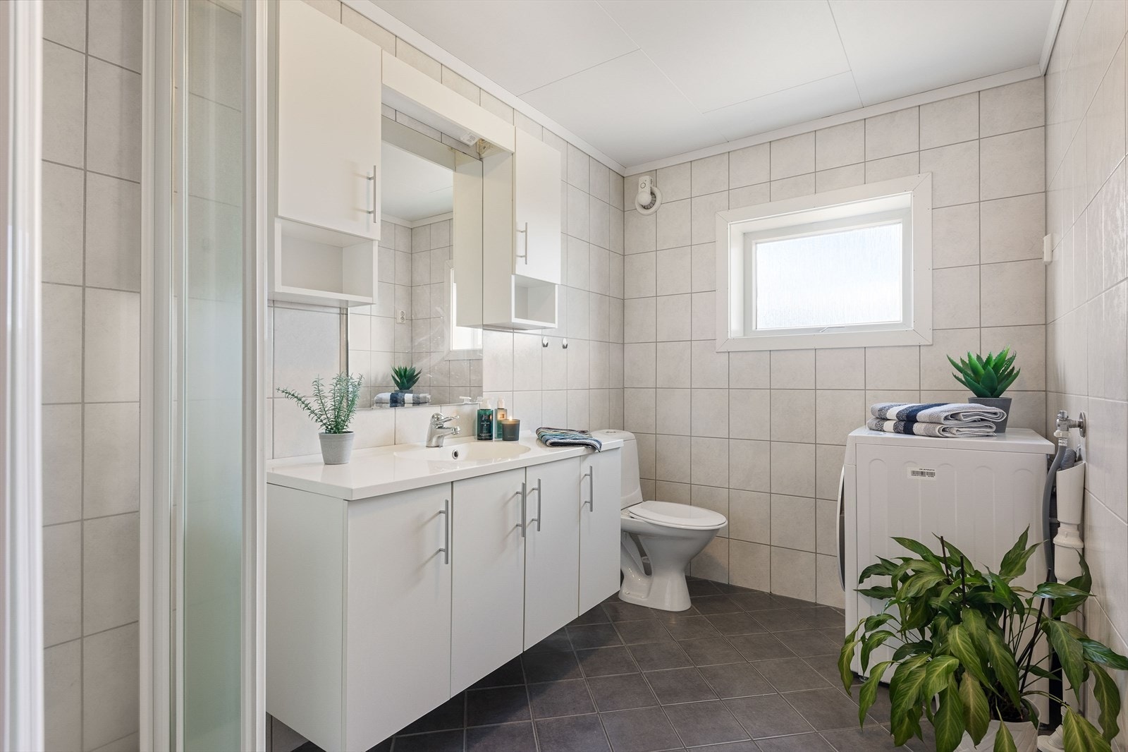 Baderommet ble oppgradert av borettslaget i 2008 og fremstår som romslig og funksjonelt. Galleribilde