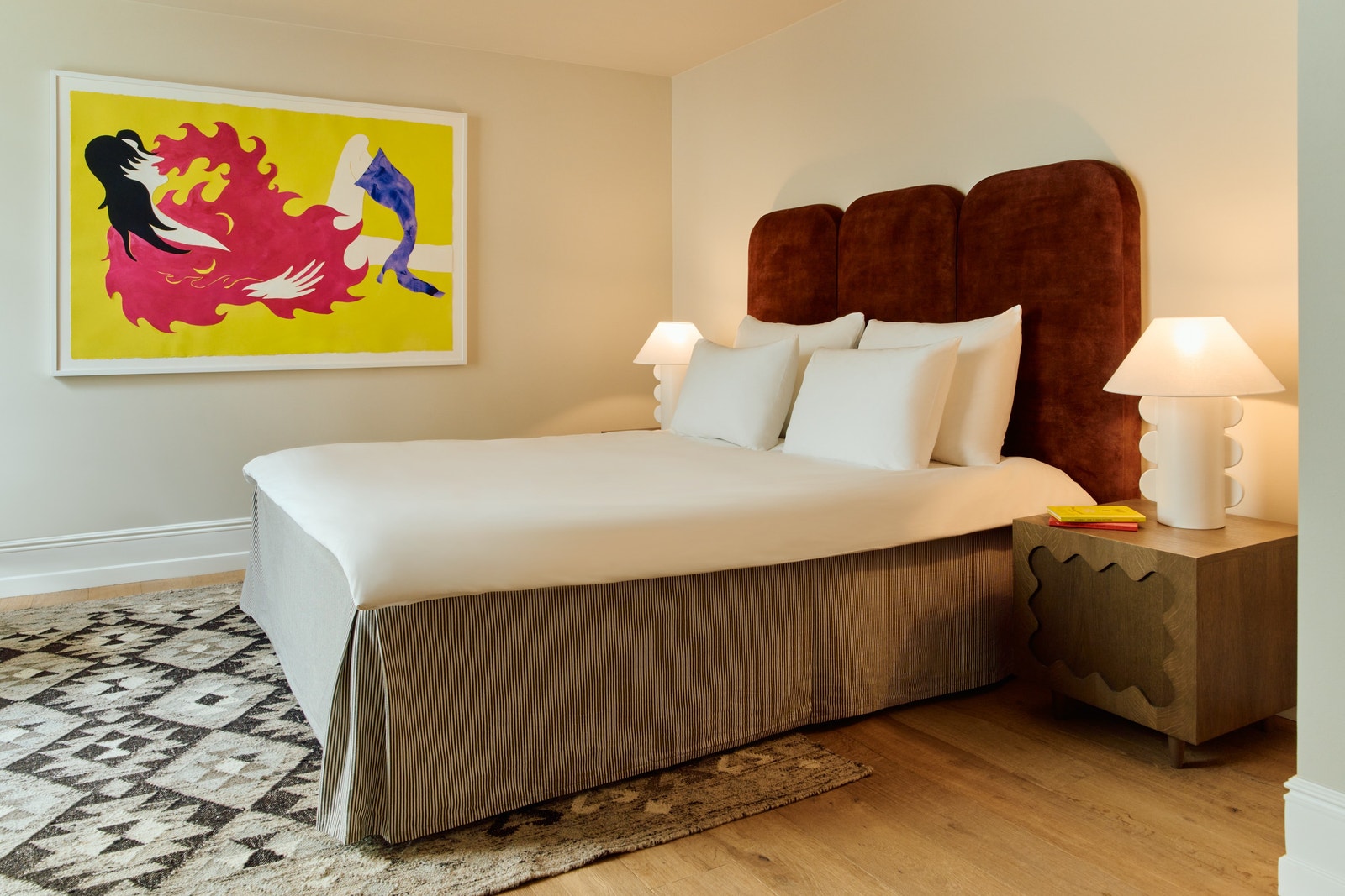 King-size senger fra Jensen med sengetøy i 100% egyptisk bomull som byttes hver 7. dag. Galleribilde