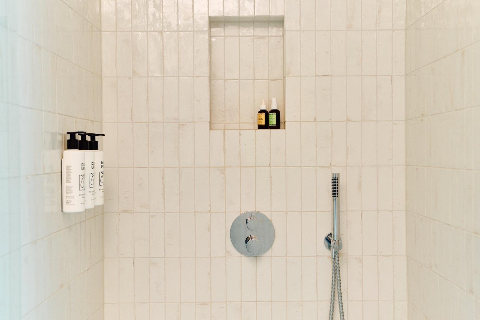 Moderne og lyst bad med kraftig regnfallsdusj, og baderomsprodukter fra DS & Durga. Rene håndklær hver 7. dag. Galleribilde