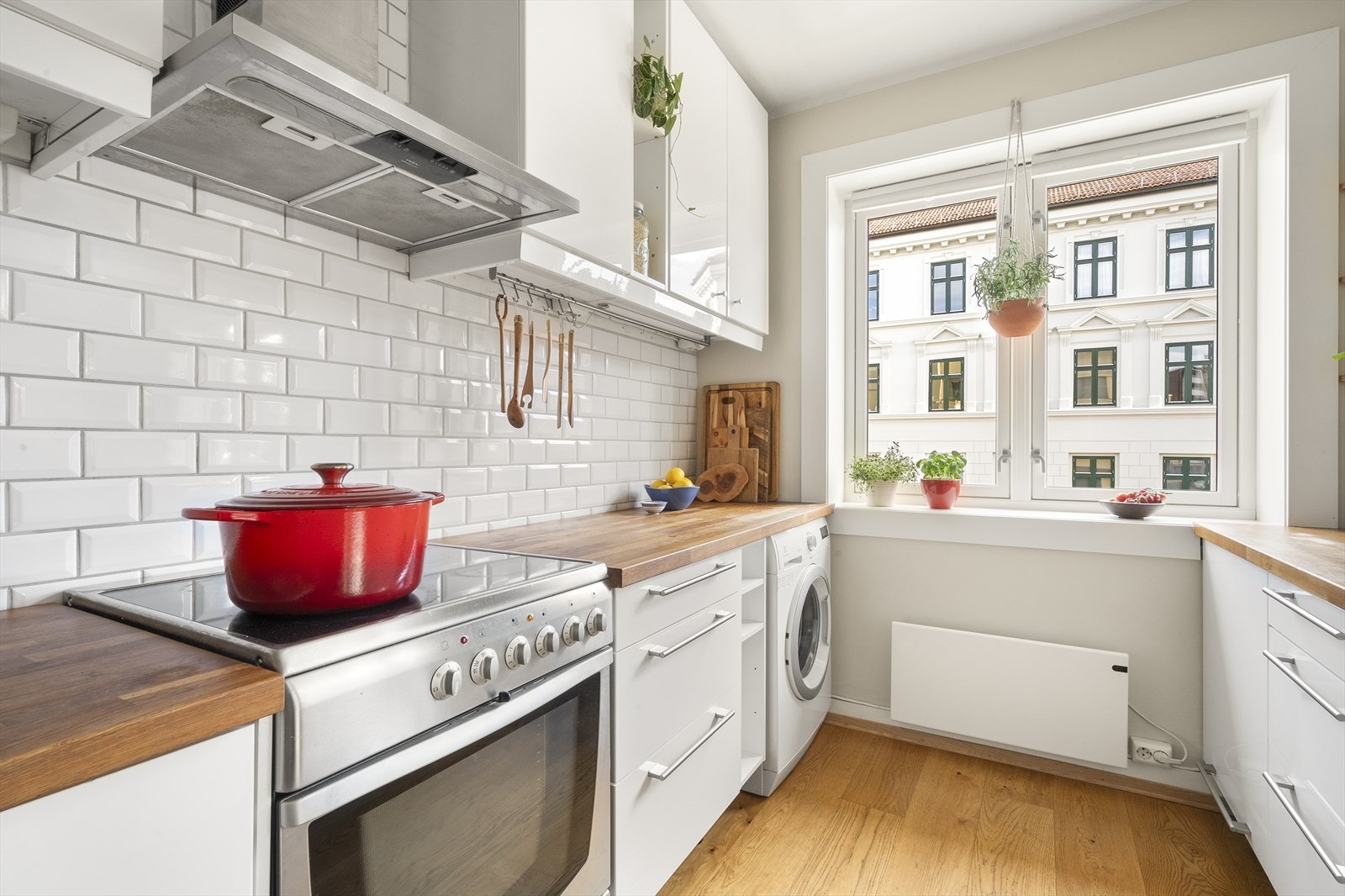 Moderne og funksjonelt kjøkken med smart planløsning og rikelig oppbevaringsplass. Galleribilde