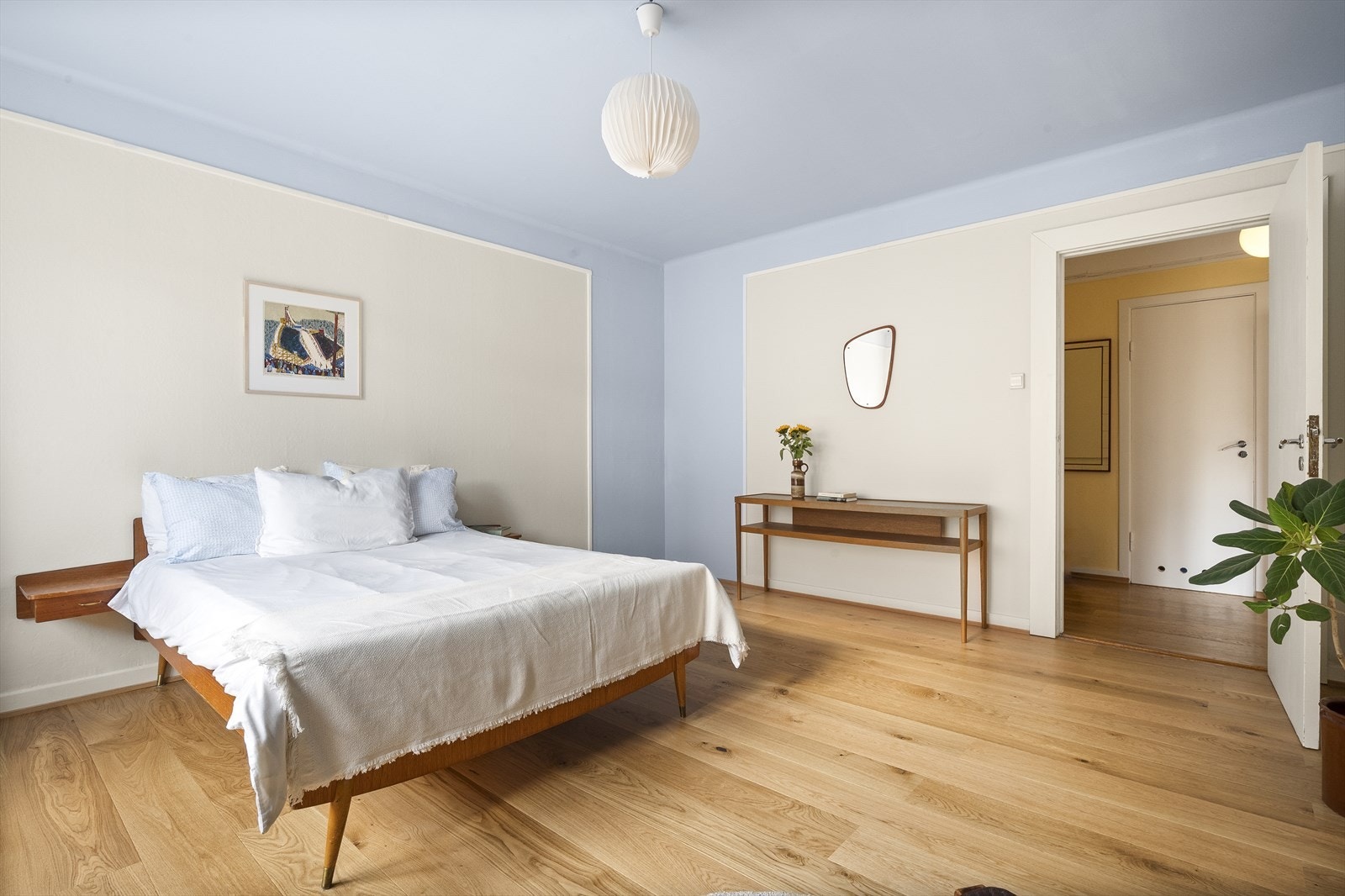 Innbydende hovedsoverom med rolige fargetoner og godt naturlig lys. Den store vindusflaten skaper en luftig atmosfære. Galleribilde