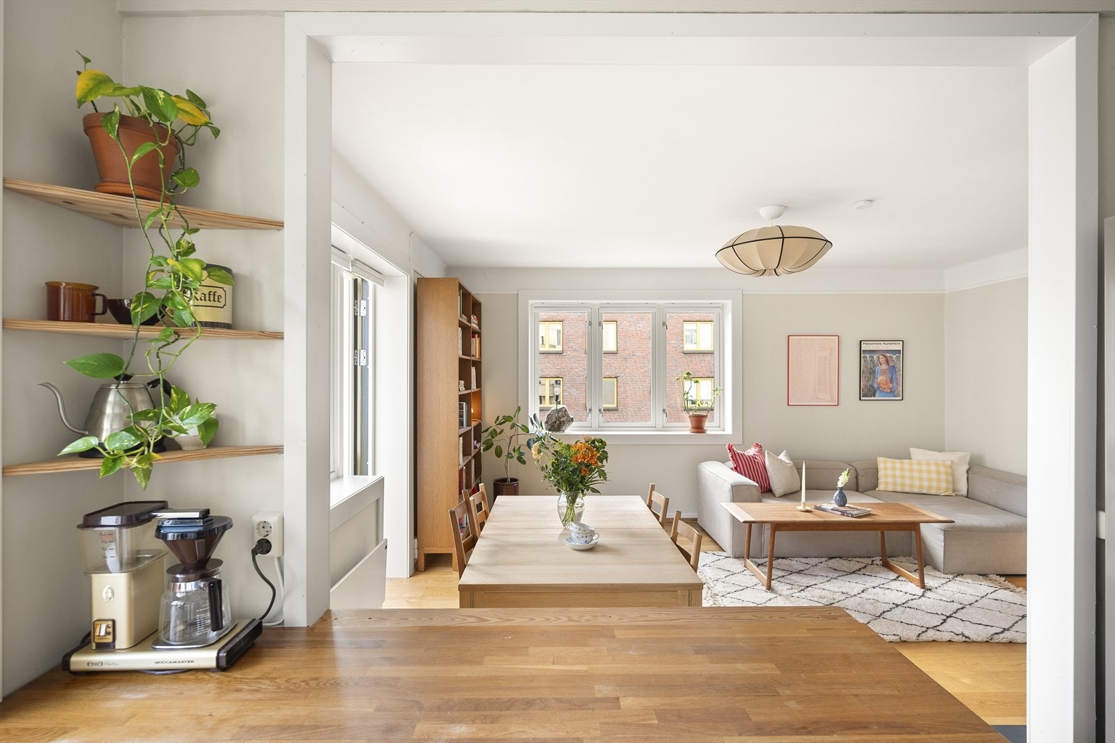 Sosialt kjøkken hvor man kan underholde gjestene under matlagingen. Galleribilde